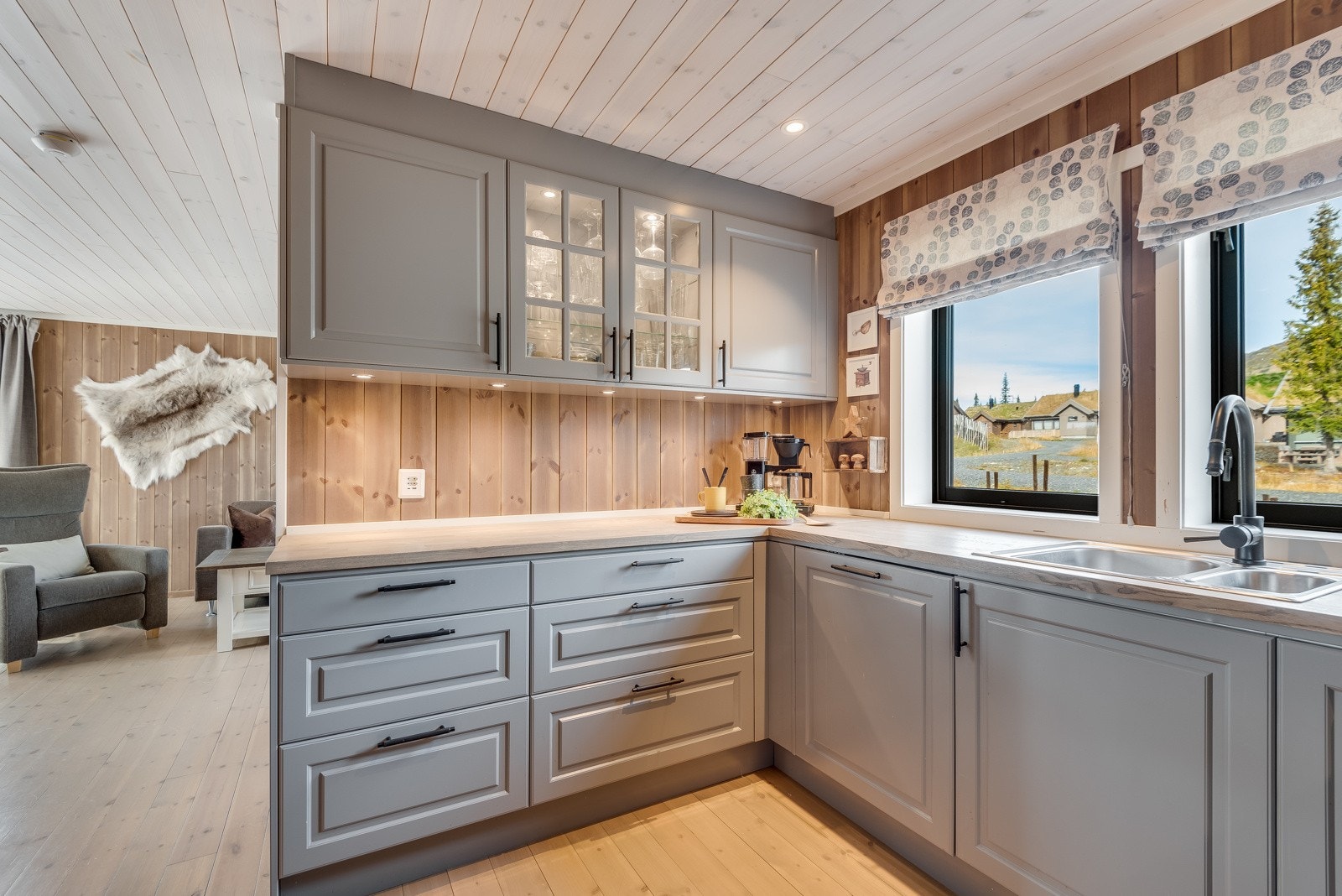 Godt med skap- og benkeplass. Galleribilde