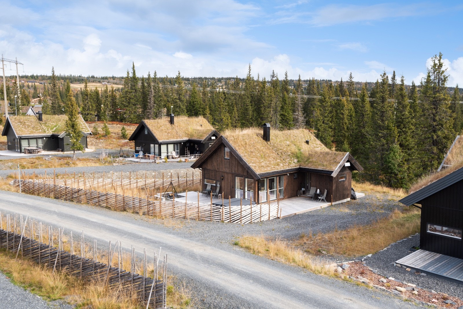 Rolig og fin beliggenhet med nærhet til dagligvare, alpinbakke og turmuligheter. Galleribilde