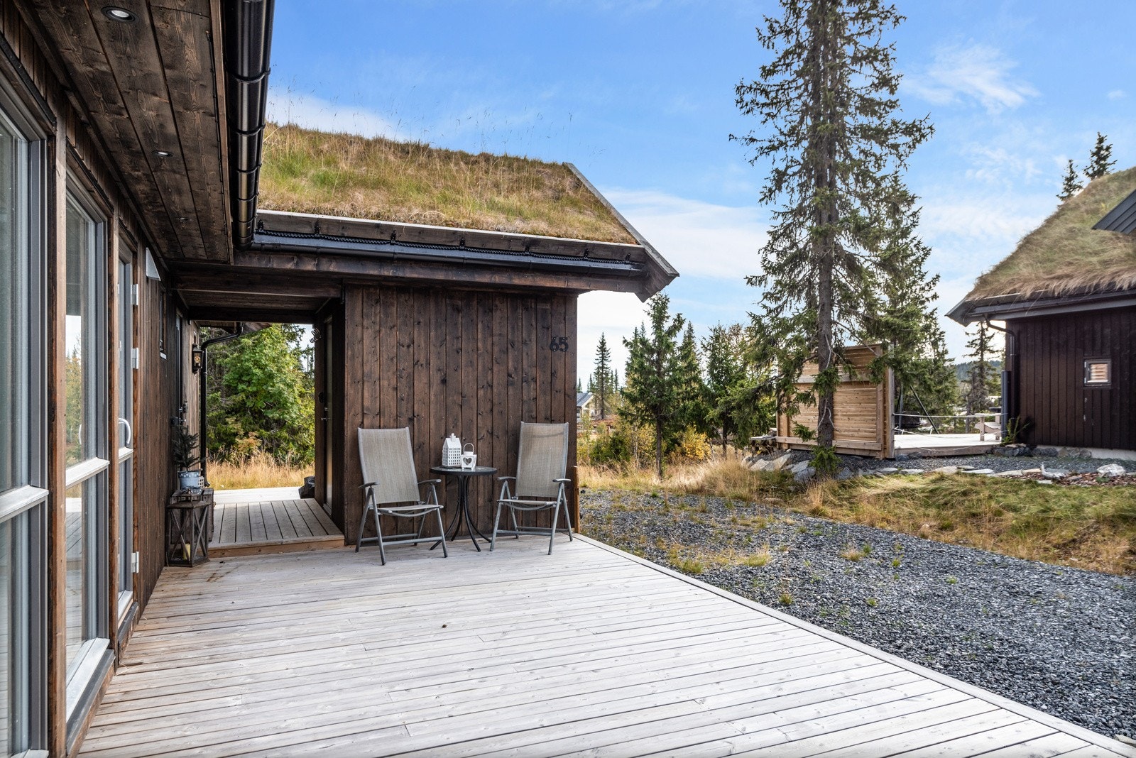 Romslig terrasse rundt hytta. Galleribilde