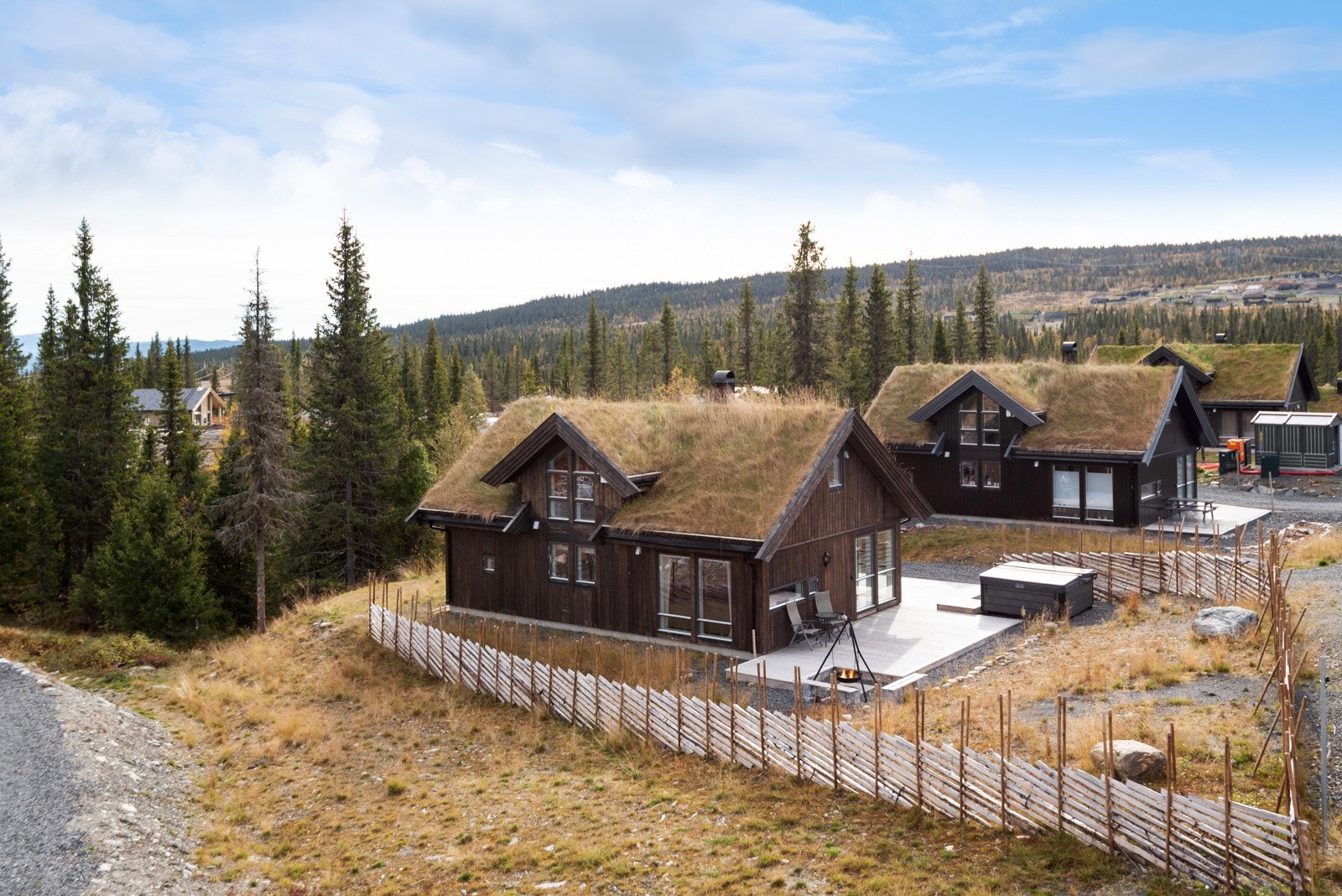 Skigard rundt deler av hytta. Galleribilde