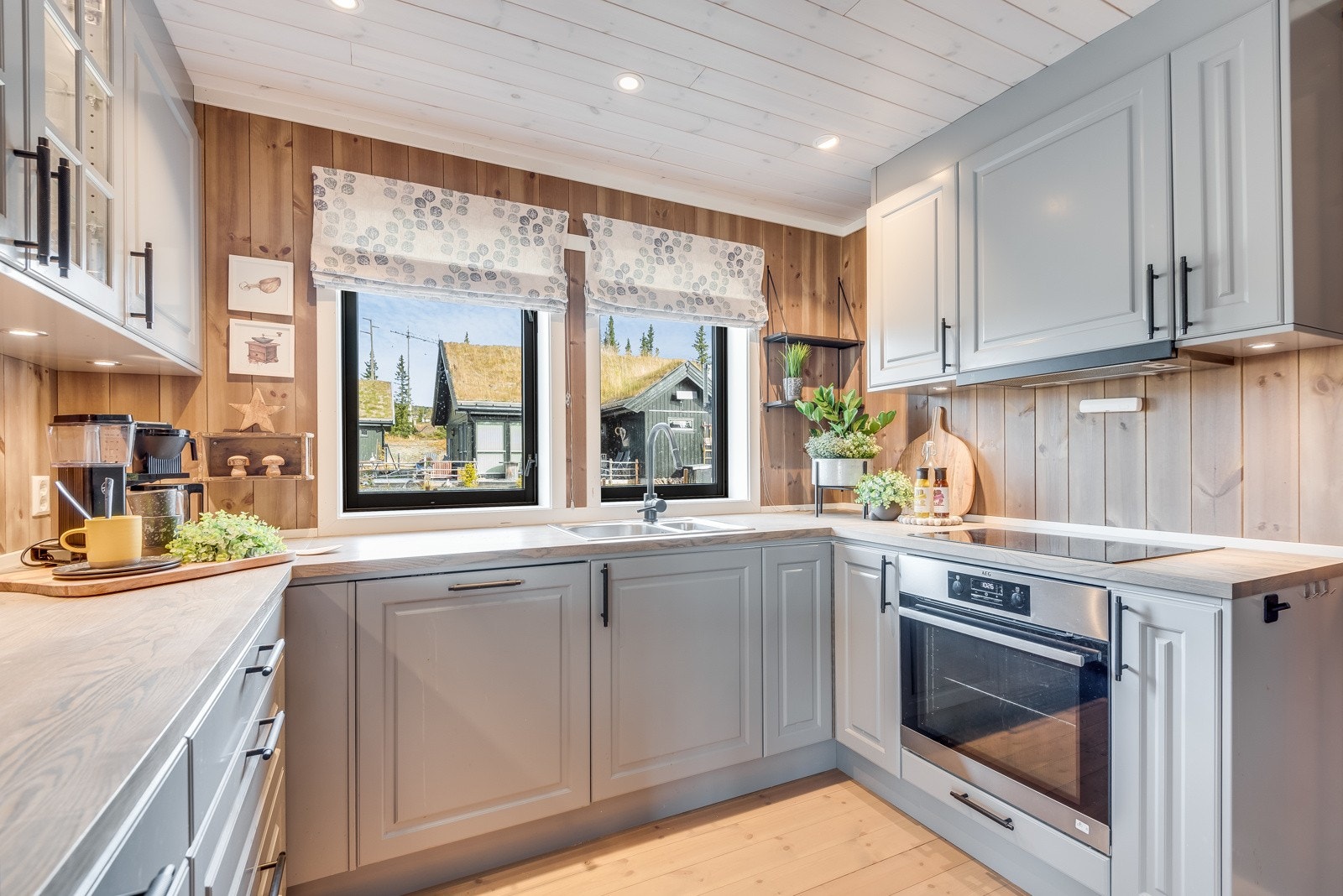 Smakfullt kjøkken i u-løsning. Galleribilde