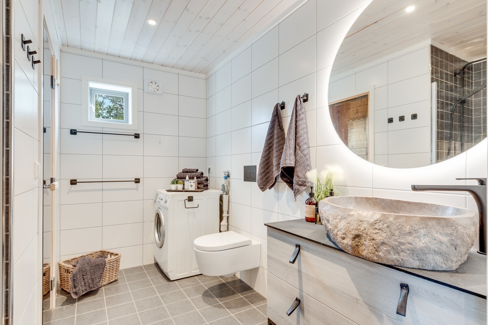 Lyst bad med opplegg for vaskemaskin. Galleribilde