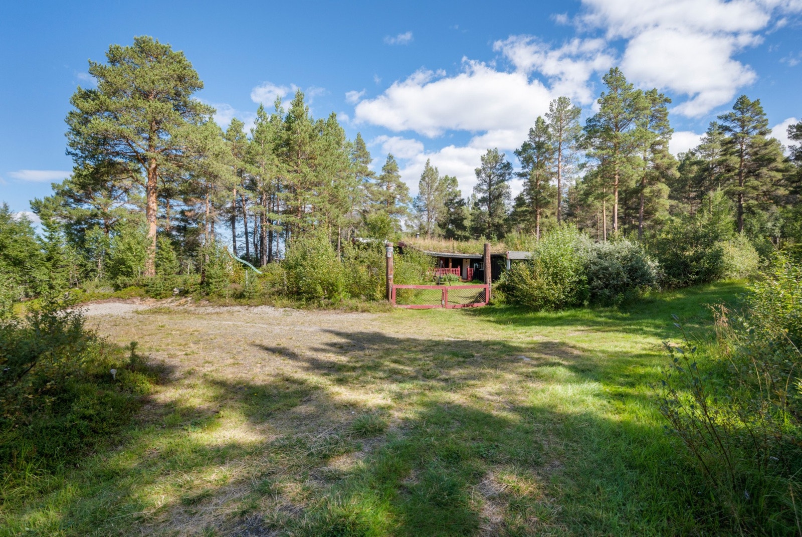 Eiendommen har godt med parkering og lett adkomst fra fylkesvei. Galleribilde