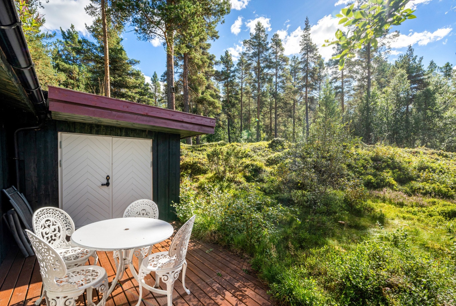 Det er opparbeidet gode uteområder med plass til flere sittegrupper og soner. Galleribilde