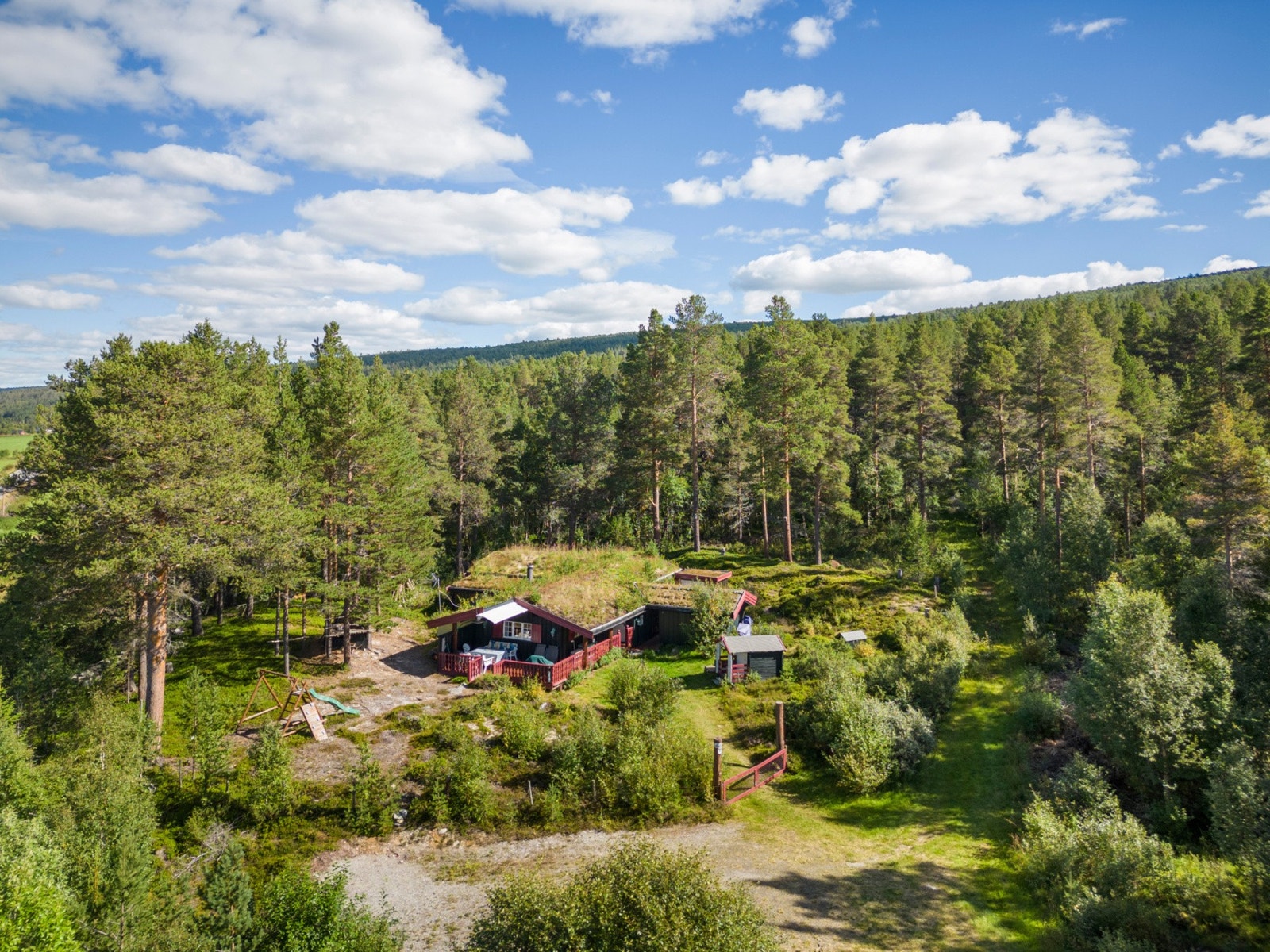 Hytta ligger skjermet for innsyn og forbipasserende med helårsvei. Galleribilde