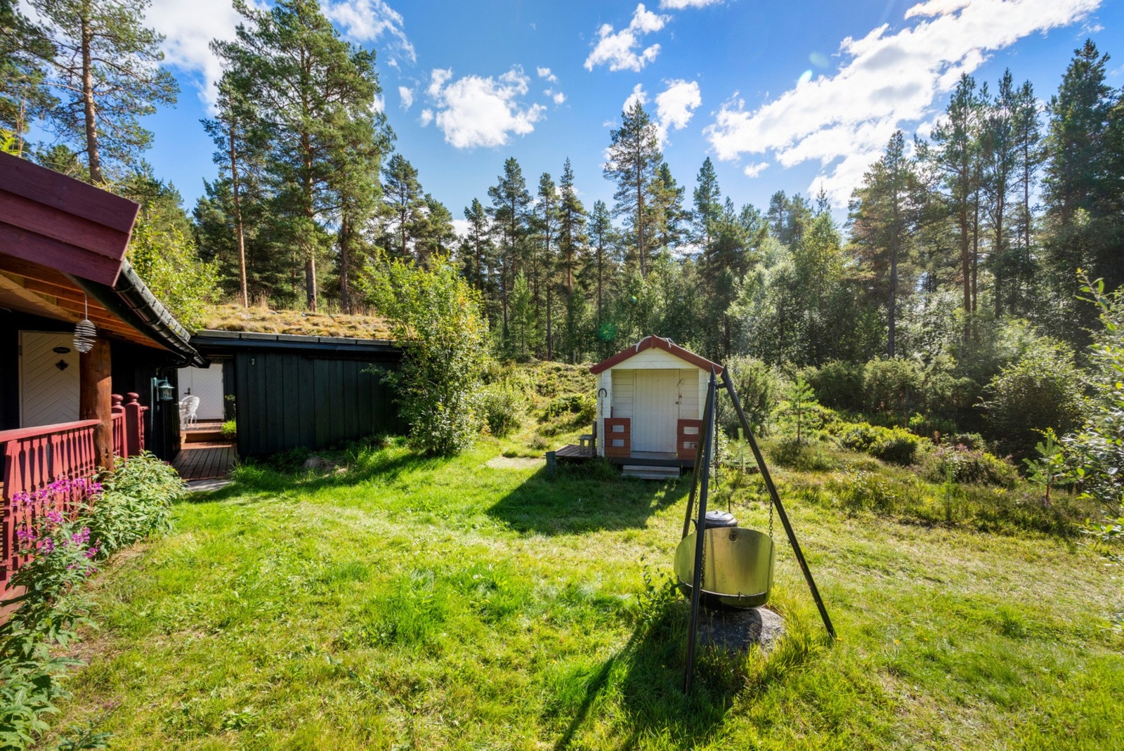 Eiendommen er i hovedsak naturtomt og ligger uten nærliggende naboer. Galleribilde
