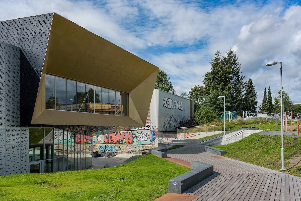 Oslo Skatehall ligger på Voldsløkka i Oslo og tilbyr innendørs vert, bowl, street med mer, men også utendørs skatearealer for godværsdager. Galleribilde