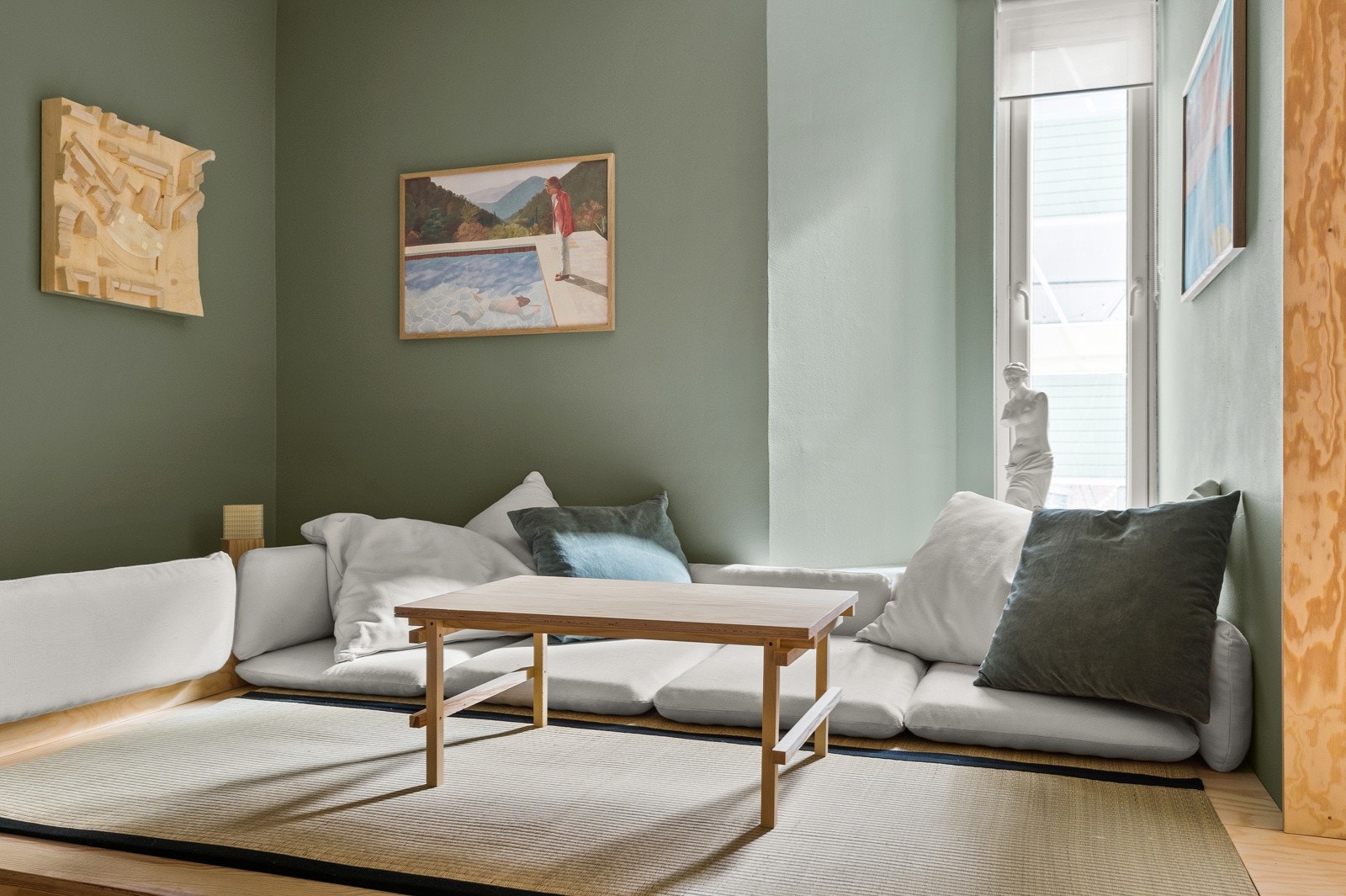 Plassbygde og tilpassede løsninger i fint samspill med lys og fargetoner. Det er hovedsakelig brukt furu kryssfiner, men også tatami-matter, noe rustfritt stål, og akryl kanalplater. Galleribilde