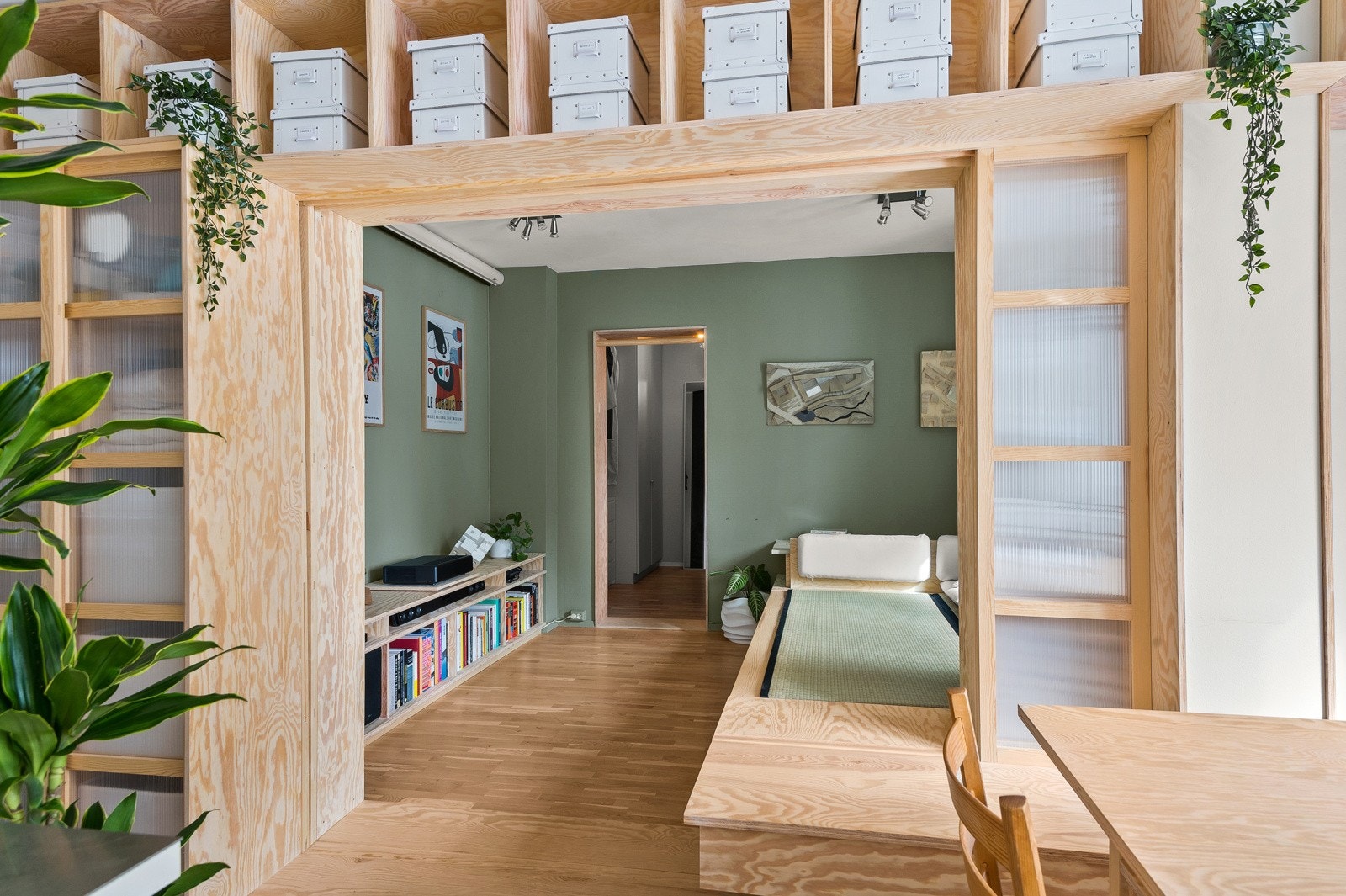 Funksjonsvegg med integrert skap, hyller og skyvedører. Galleribilde