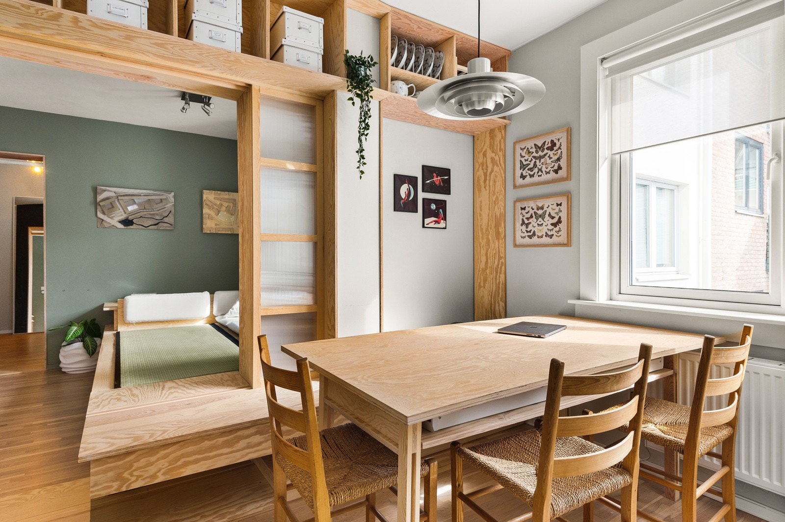 Benk (i fortsettelse av platå) med skuffer, stort bord med skyvbare plater, funksjonsvegg med skap, skyvedører og hyller muliggjør; kjøkken, spisestue (opptil 8 sitteplasser), praktisk hjemmekontor, piano og masse lagringsplass med enkel tilkomst. Galleribilde