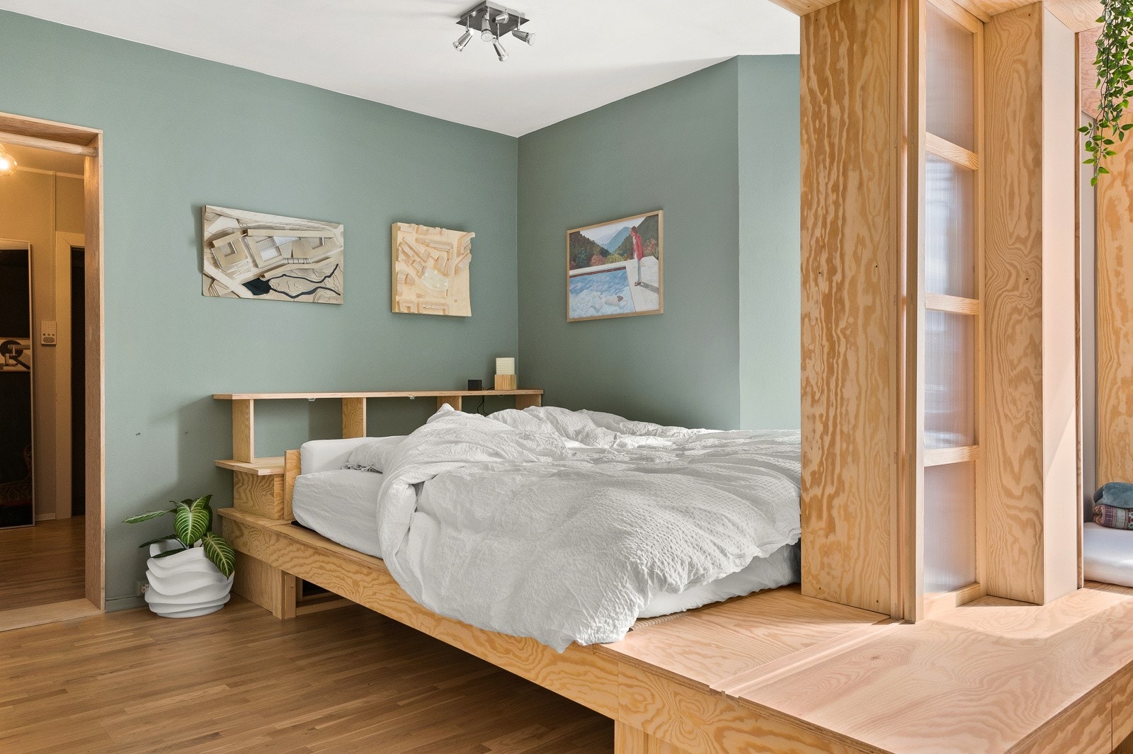 Fantastisk stue med plassbygget platå som fungerer som en daybed på dagtid og integrert dobbeltseng på kveldstid. Galleribilde