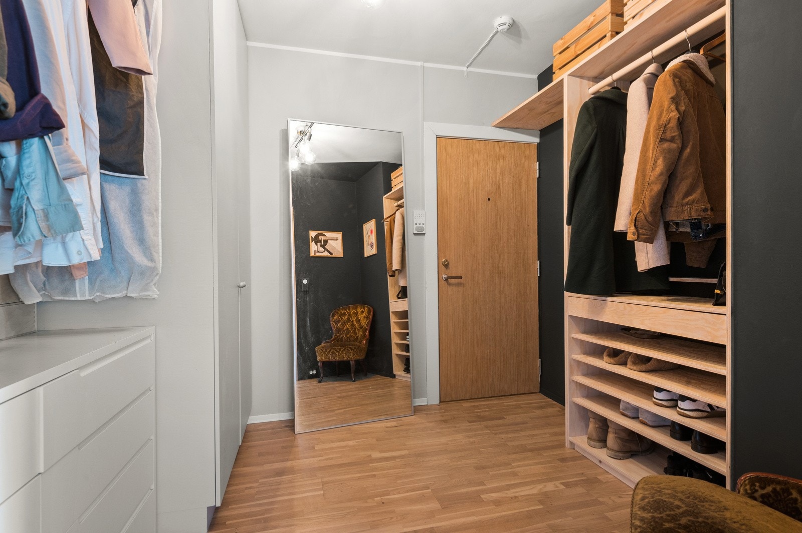Innbydende og praktisk foajé med rikelig oppbevaringsplass fra skreddersydde løsninger. Galleribilde