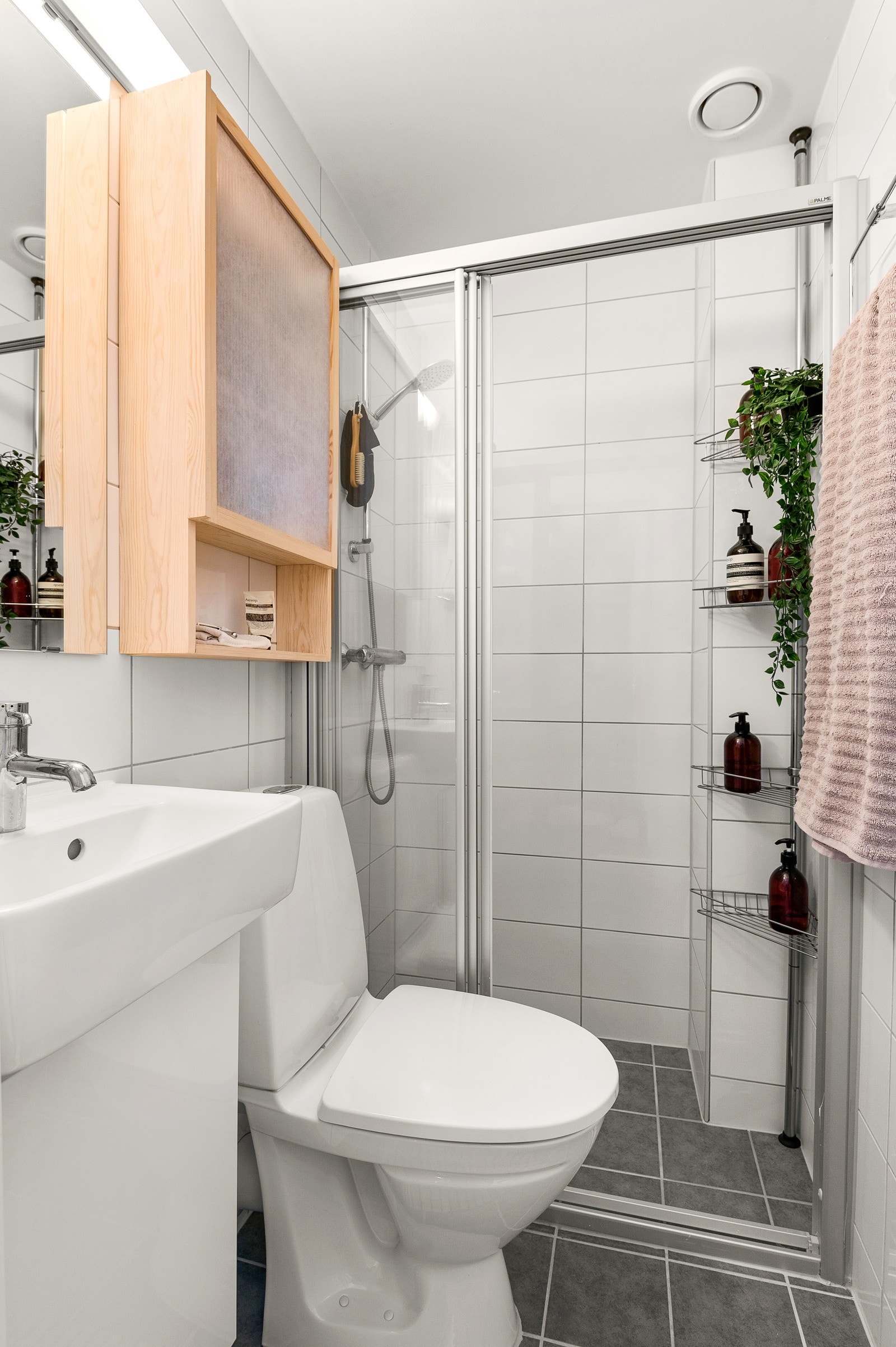 Meget pent bad/wc renovert i regi av brl. i 2014. Romslig dusjnisje med pen dusjgarnityr på vegg. Varmekabler i gulv. Galleribilde