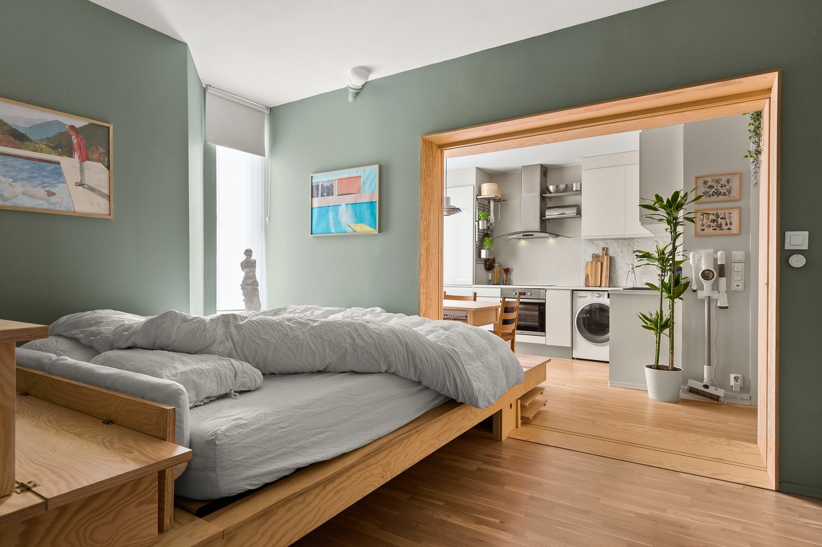 Med madrass oppå fungerer den som en romslig seng (opptil 180x210). Når madrassen legges under, og sengetøy i gavlboks i siden, fungerer den som sofa med egne formsydde puter som kan konfigureres i forskjellige sittegrupperinger. Galleribilde