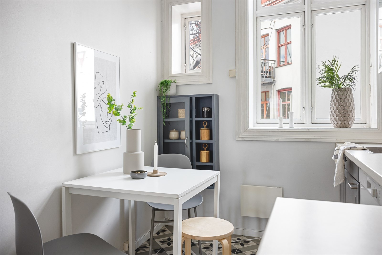 Rikelig oppbevaringsmuligheter i skuffer og skap. Galleribilde