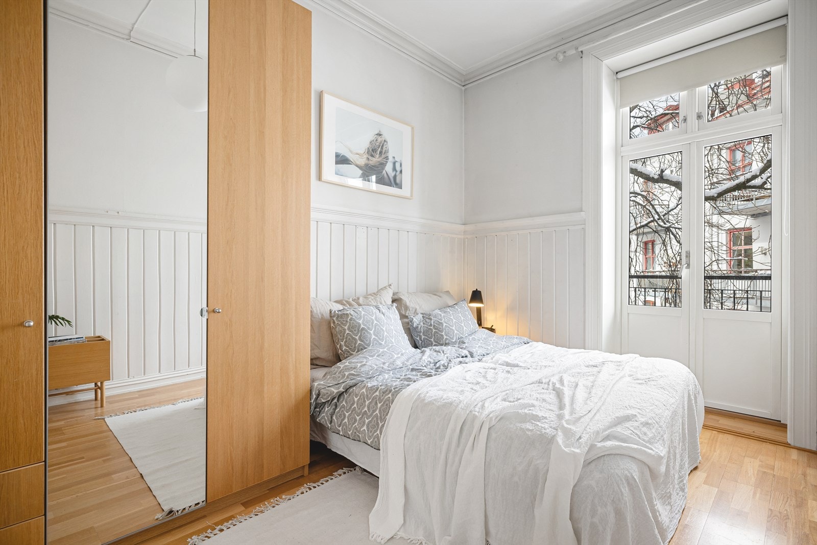 Oppleves som luftig med mye oppbevaringsmuligheter. Galleribilde