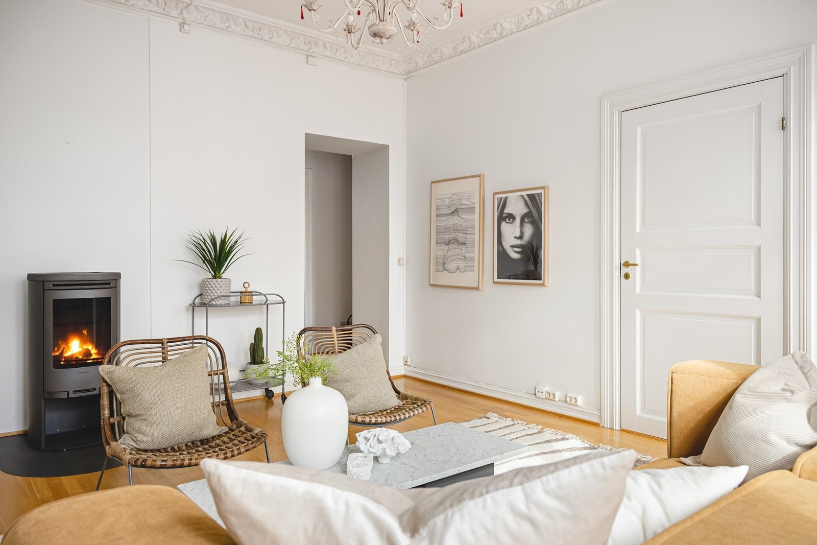 Stuen er av god størrelse og har fin plass til både stor sofagruppe og spisestue. Galleribilde