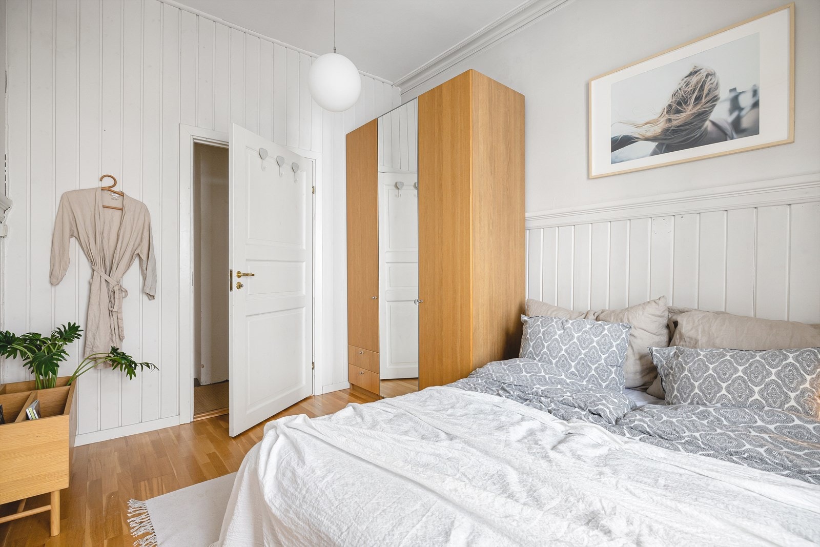 Hovedsoverommet er av god størrelse med plass til dobbeltseng, nattbord og garderobeskap. Galleribilde