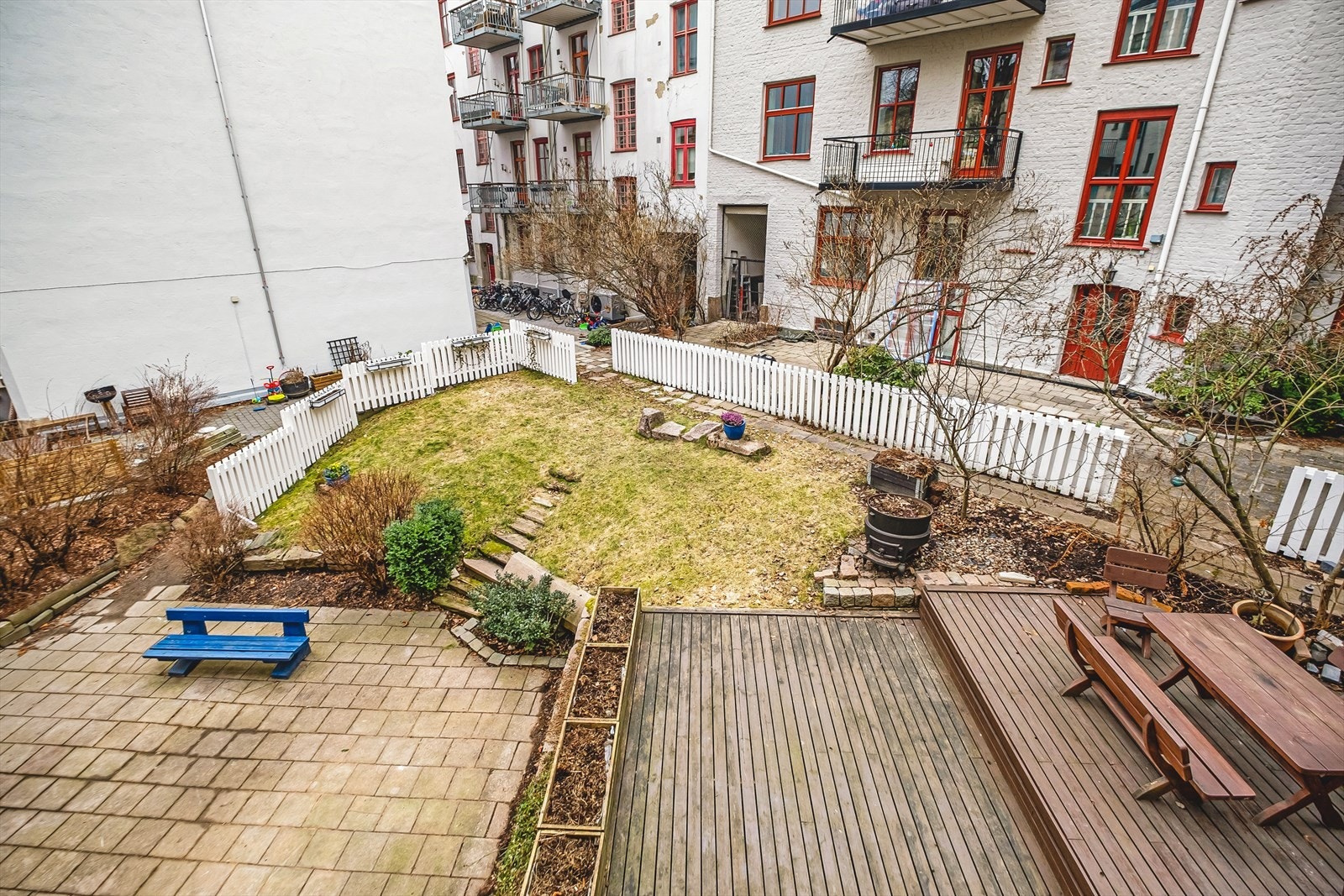 Sameiets bakgård fremstår som en hyggelig plass med opparbeidet grøntområder. Galleribilde