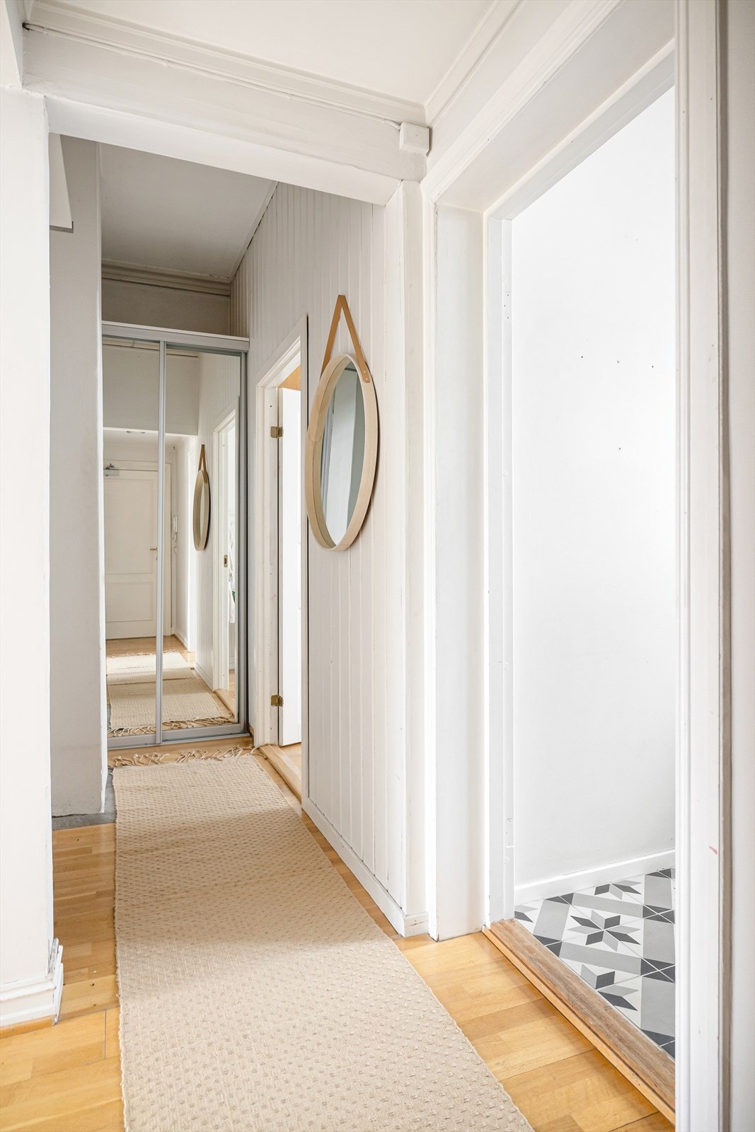 I leiligheten møtes du av en lys entré som gir et godt førsteinntrykk av boligen med muligheter for oppbevaring i skyvedørsgarderobe. Galleribilde