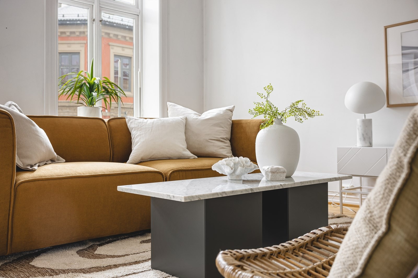Det er godt innslipp av naturlig lys via store vindusflater. Galleribilde