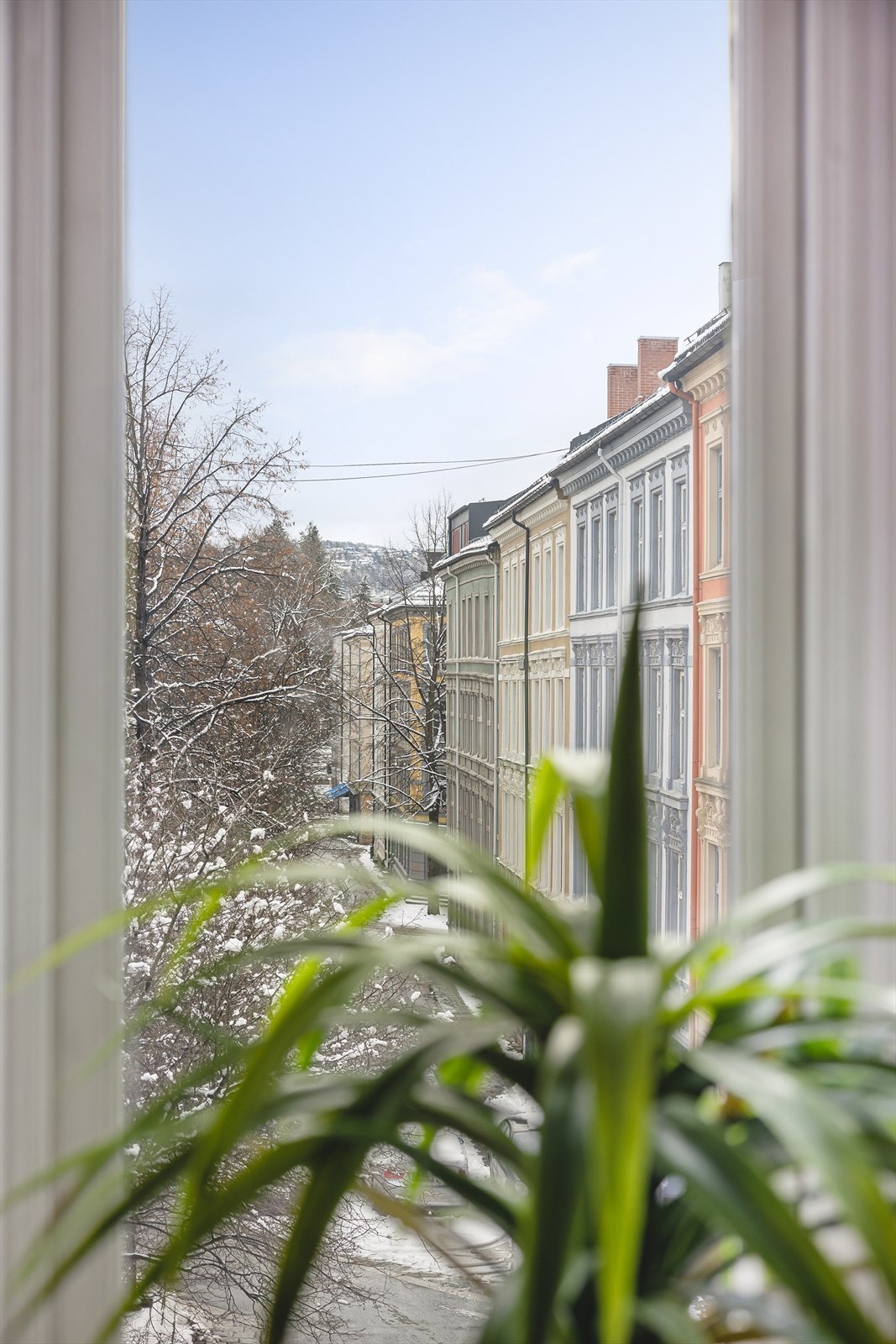 Boligen har en rolig og tilbaketrukket beliggenhet i trafikkstille miljøgate. Galleribilde