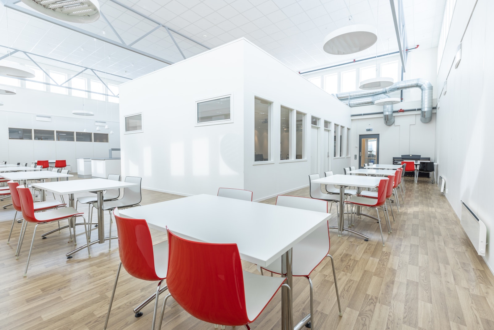 Fellesarealene er utstyrt med en lys og trivelig kantine som pr. dags dato er brukerbetjent. Galleribilde