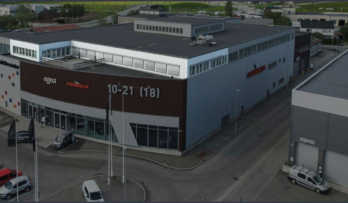 Et utsnitt av etasjen som leies ut. Det er vinduer langs hele sørvest fasaden. Galleribilde
