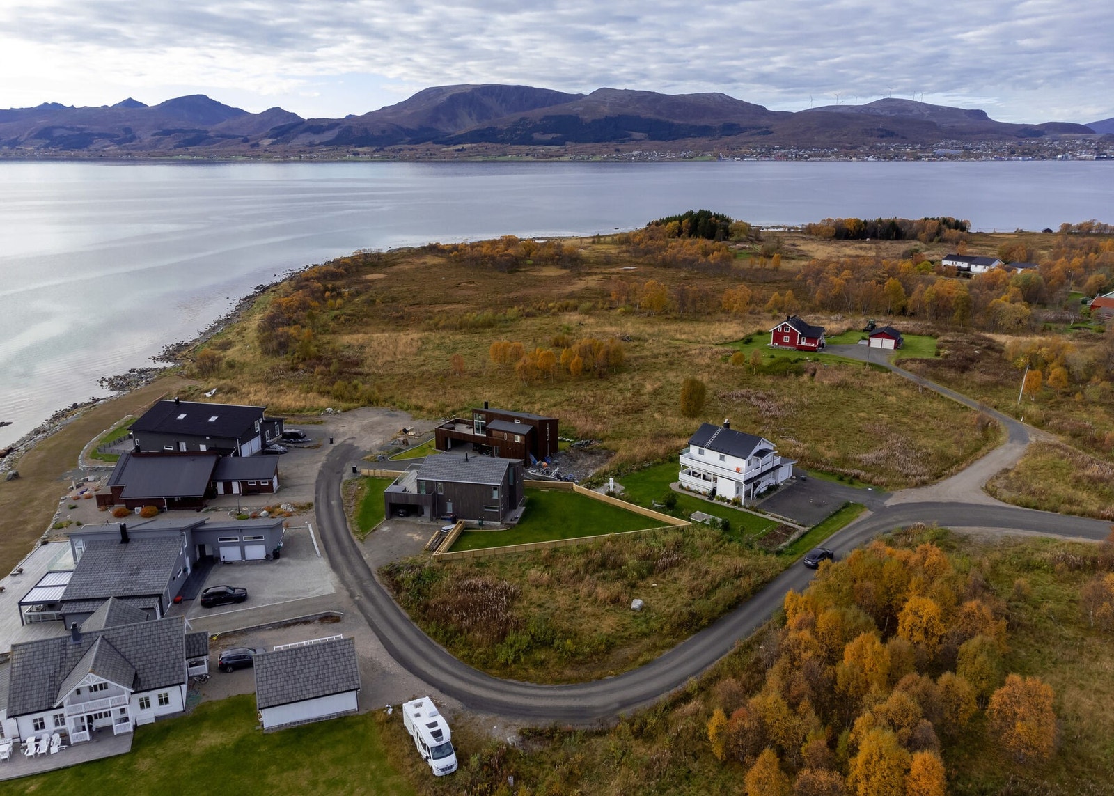 Tomten ligger i et lite og eksklusivt boligfelt med 9 tomter og har andel i felles naustområde Galleribilde