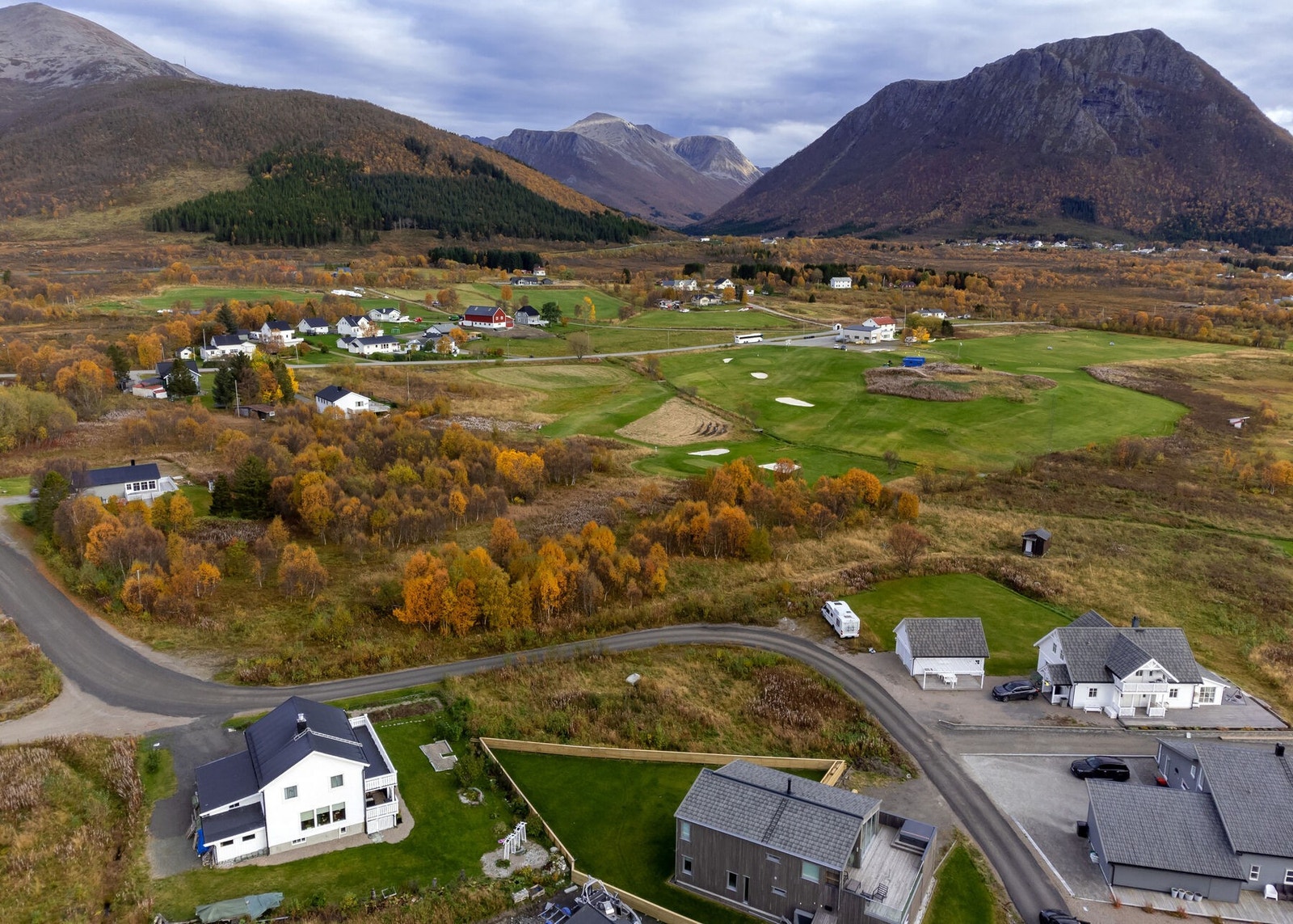 Tomten har nærhet til golfbane mot øst. I Sigerfjord er det bla. barneskole og barnehage. Galleribilde
