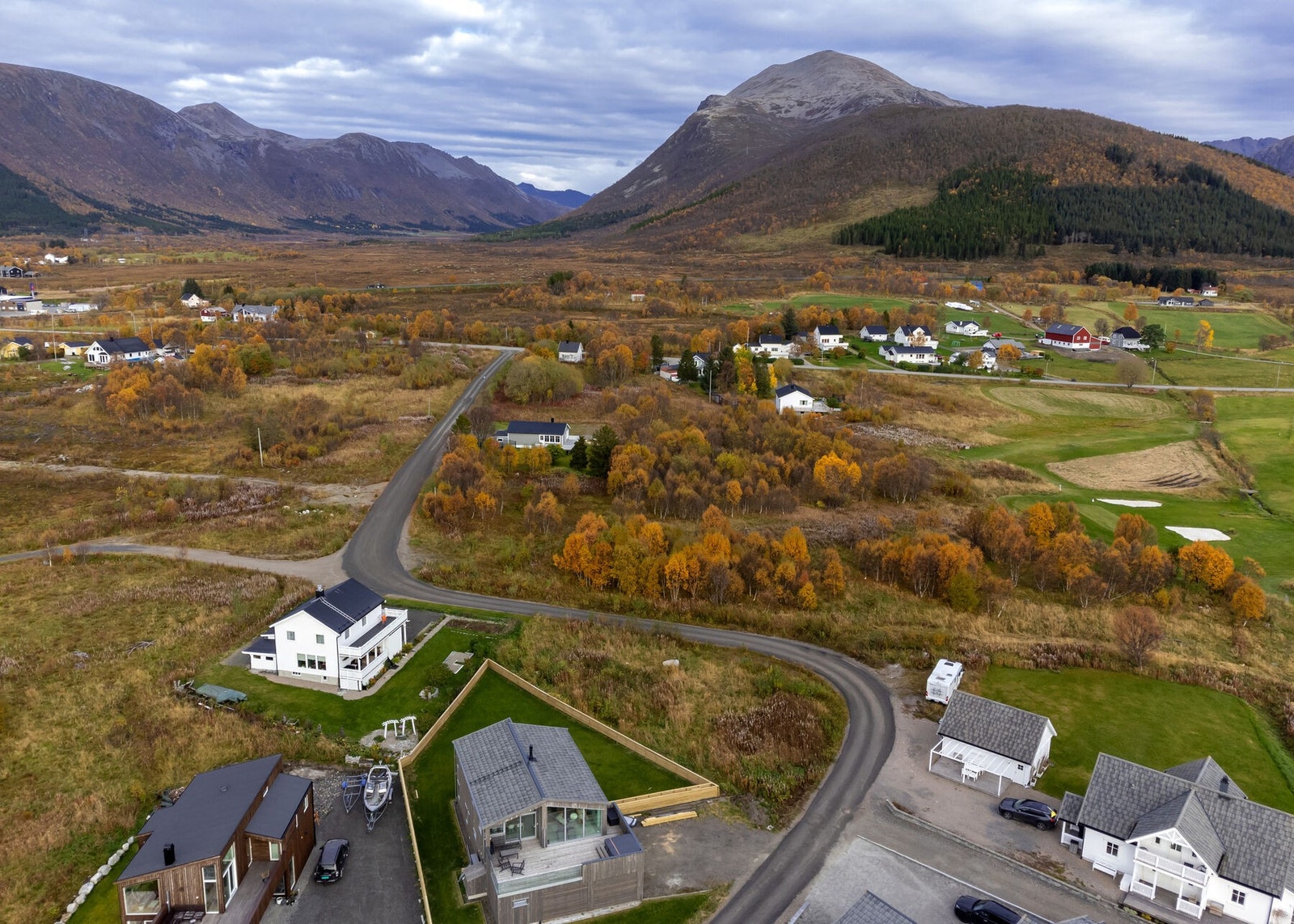 Her bor du med umiddelbar nærhet til både fjæra og flotte turområder i mark og på fjell Galleribilde