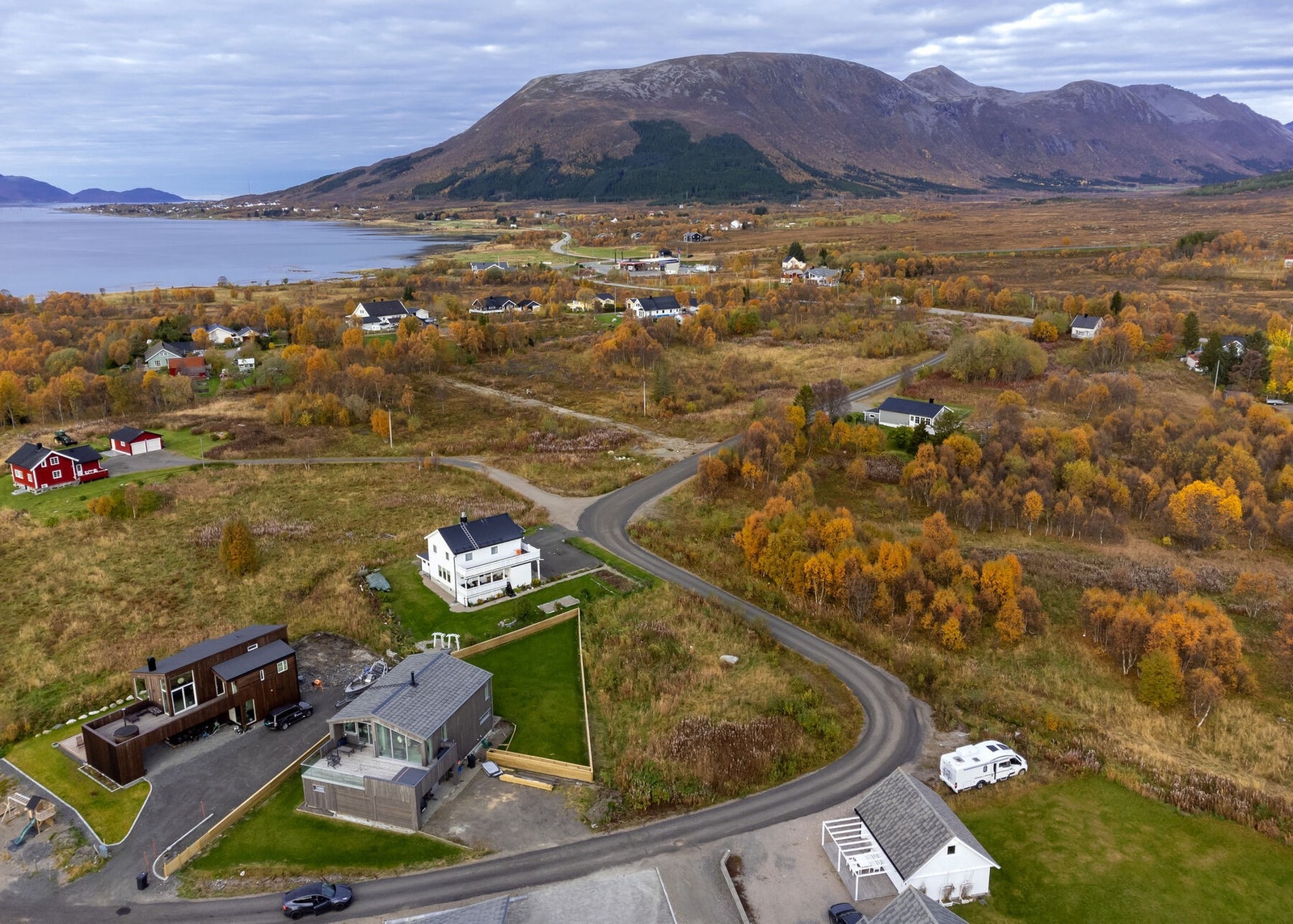 Fra Kjerringneset er det ca. 10 minutter med bil til Sortland sentrum. Dagligvarebutikk på Strand, 5 minutter unna. Galleribilde