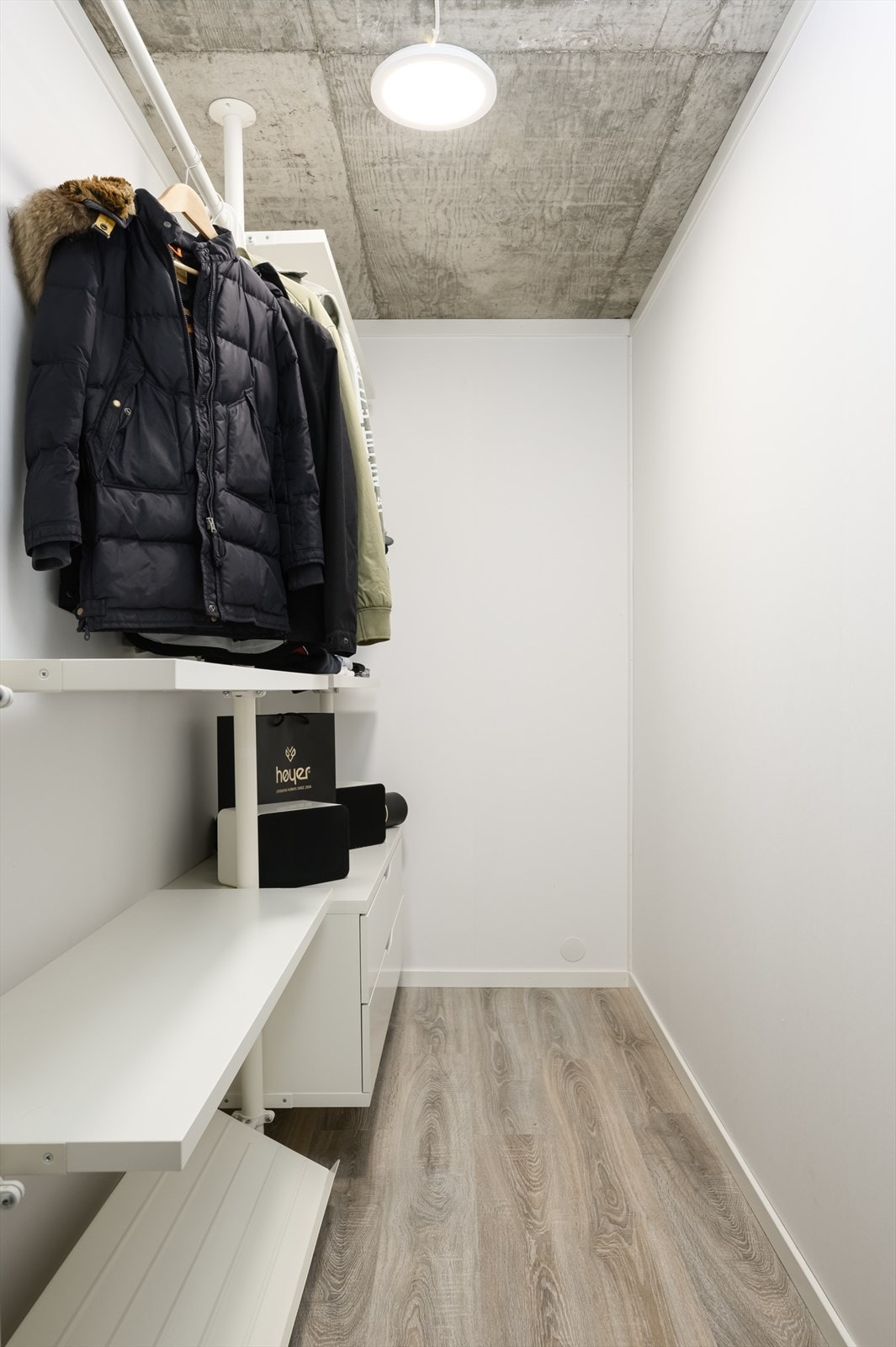 U. etg.: Garderobe Galleribilde