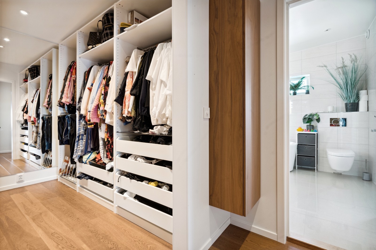... rett til en innholdsrik Walk-in. Her er det skuffer, oppheng og hylleplass. Neste rom er ... Galleribilde