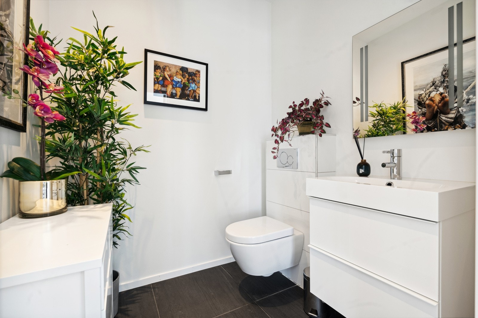 Rett innenfor døren er dette fine WC-rommet. Perfekt for barna når de bare må... Galleribilde