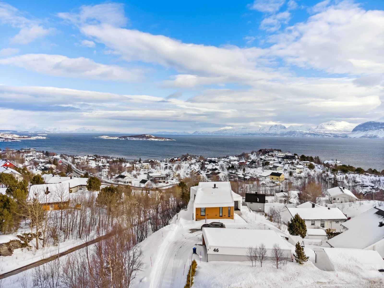Se den beliggenheten med egen tomt fra veien og helt frem på skrenten. Galleribilde