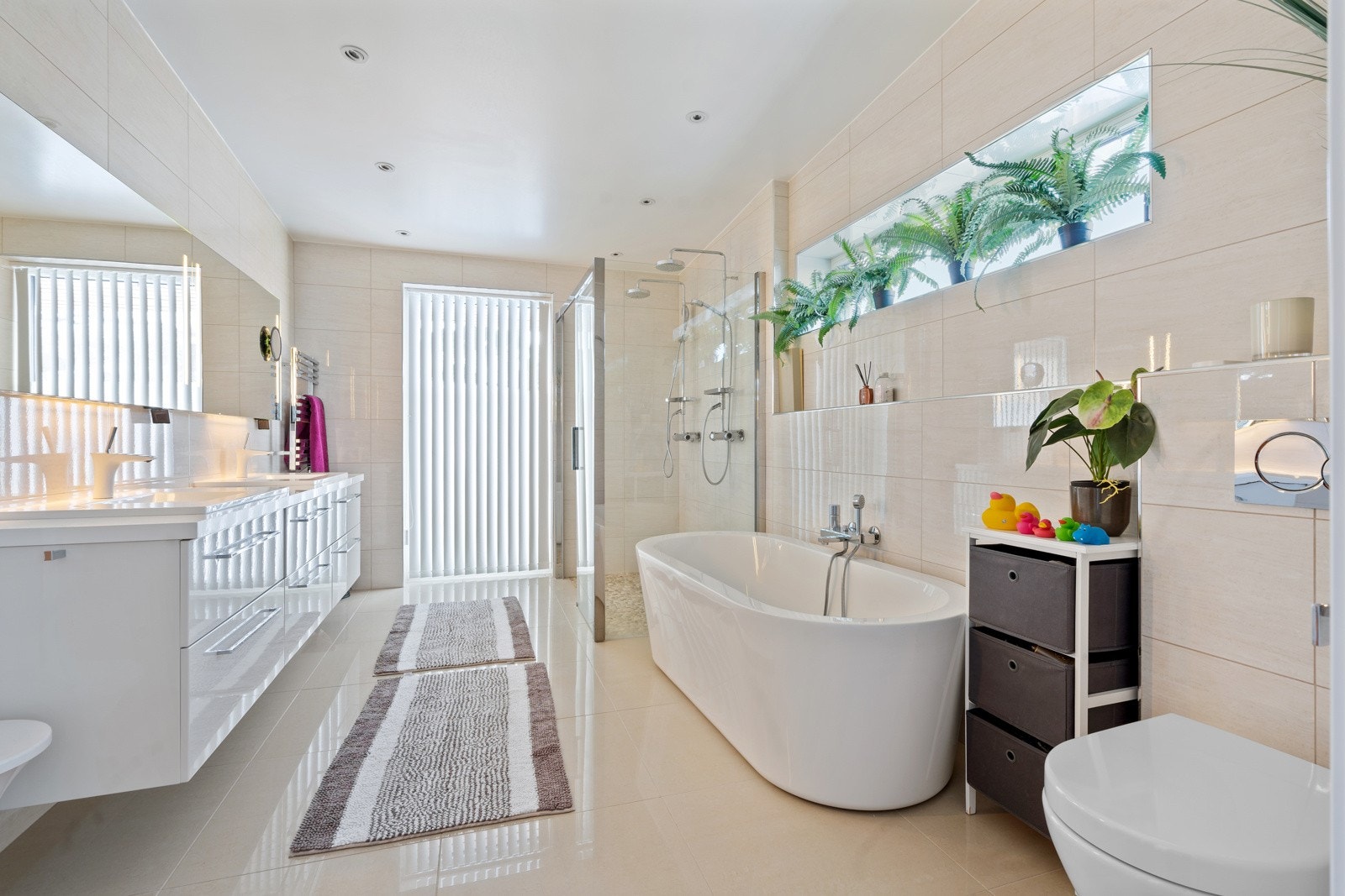 ... dette nydelige badet innredet i romersk stil. Stilig dobbel dusjnisje, designbadekar ... Galleribilde