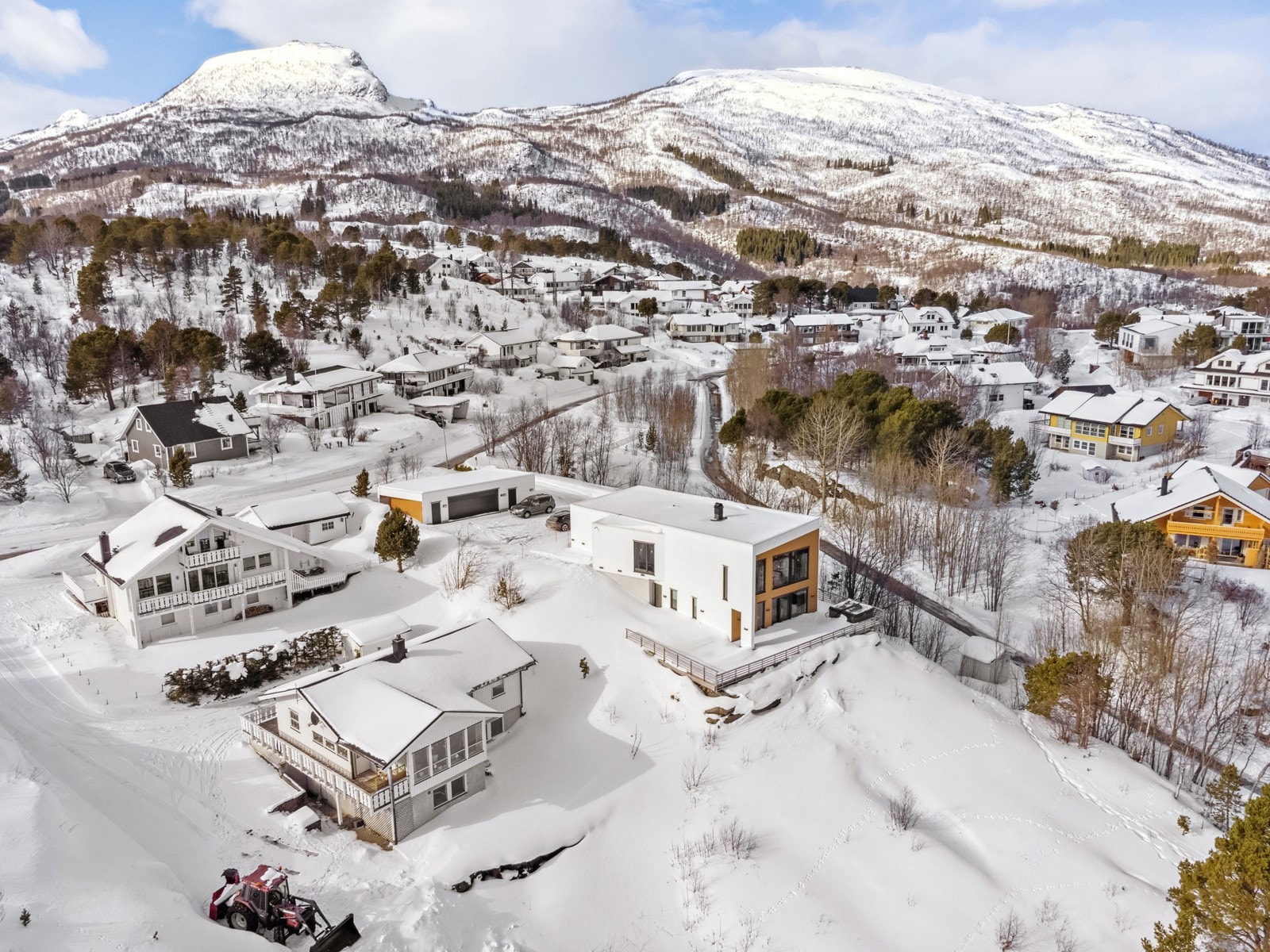 Dronebilde av eiendommen. Galleribilde