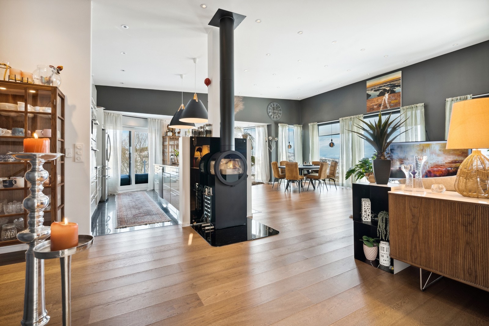 Inne i stuen - Whow!!! Helt fremme er det ca 3,5 meters takhøyde. Galleribilde
