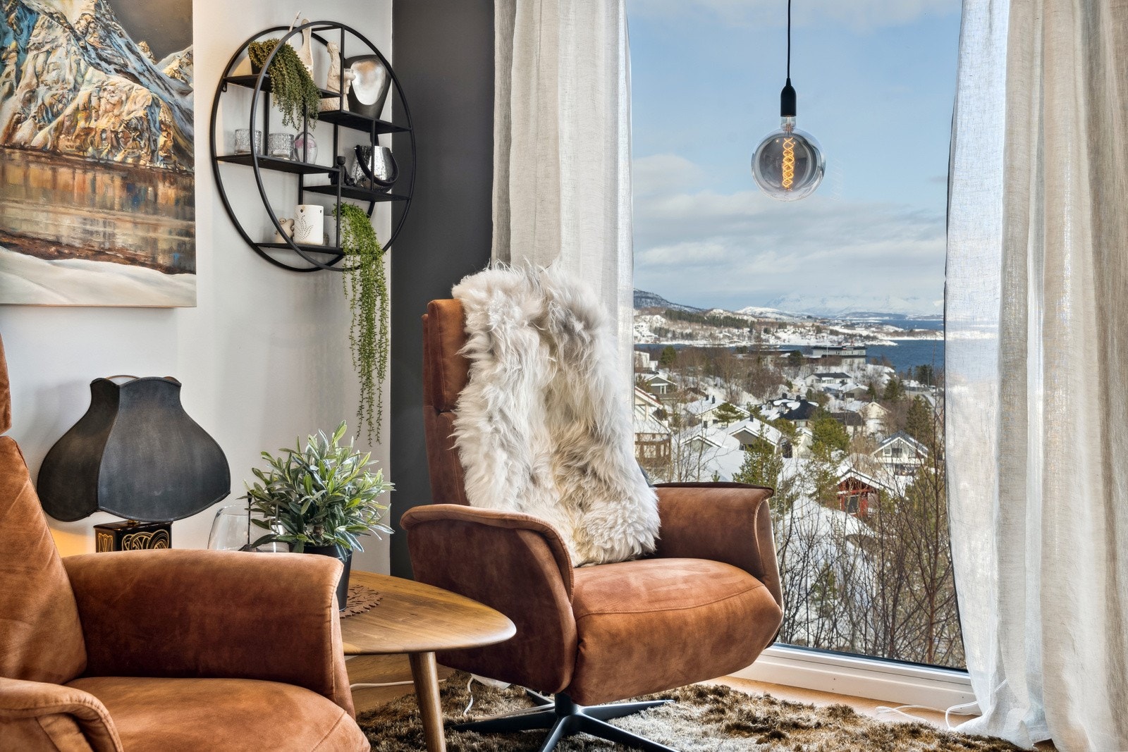 Tenk dere å sitte i stolen og bare nyte omgivelsene i og utenfor boligen. På neste bilde ... Galleribilde