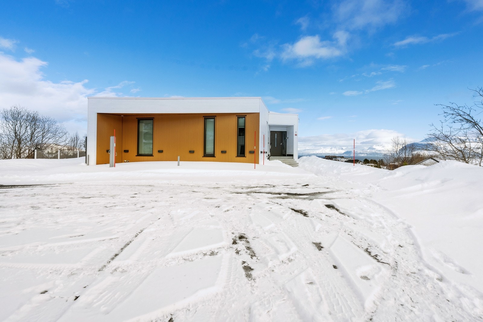 Under snøen er det fin asfalt og meget god plass til biler og andre kjøretøy. Galleribilde