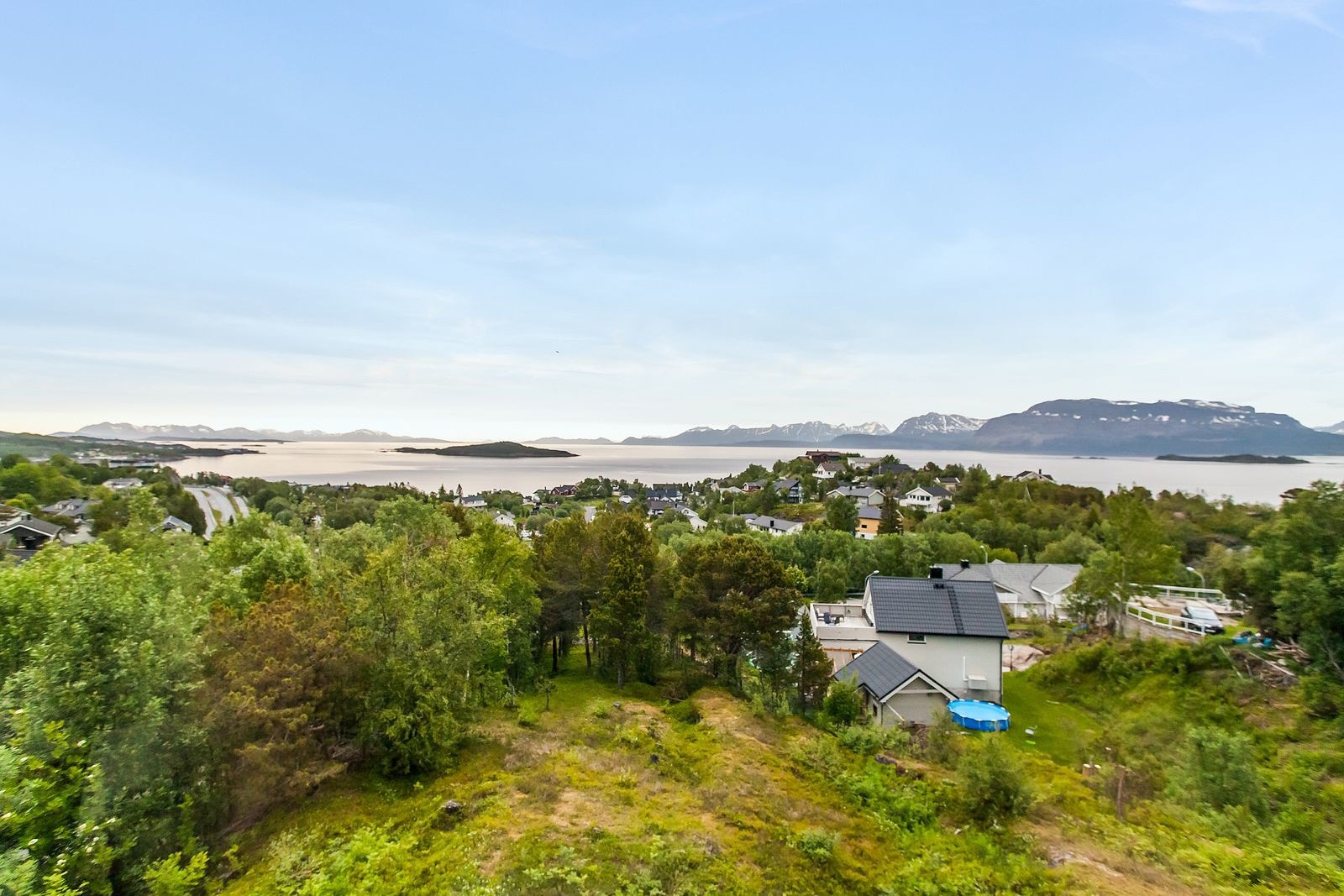 ... vinter og sommer. Det er friområde nedenfor boligen. Galleribilde