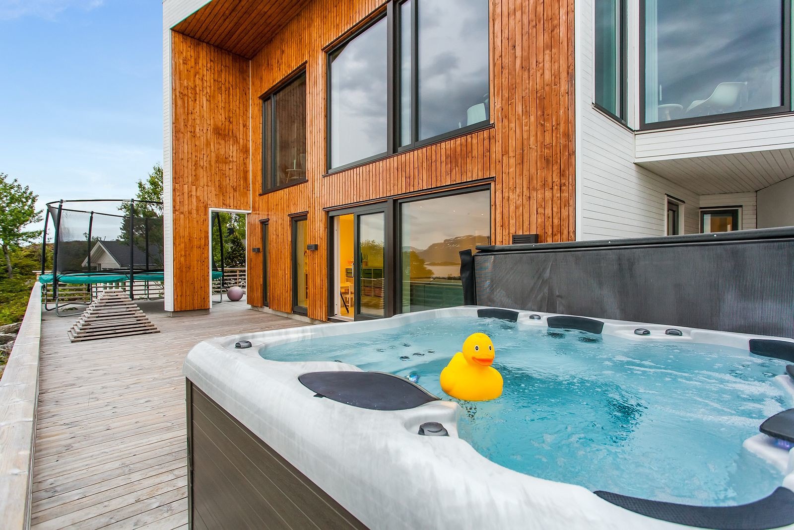 ... jacuzzi som kan medfølge i handelen. Her kan man sitte ute på kalde og klare vinterkvelder. Galleribilde