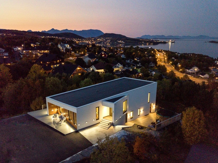 Los Holtes vei 46 - en perle med fantastisk beliggenhet. Sommerbilde om kvelden. Galleribilde