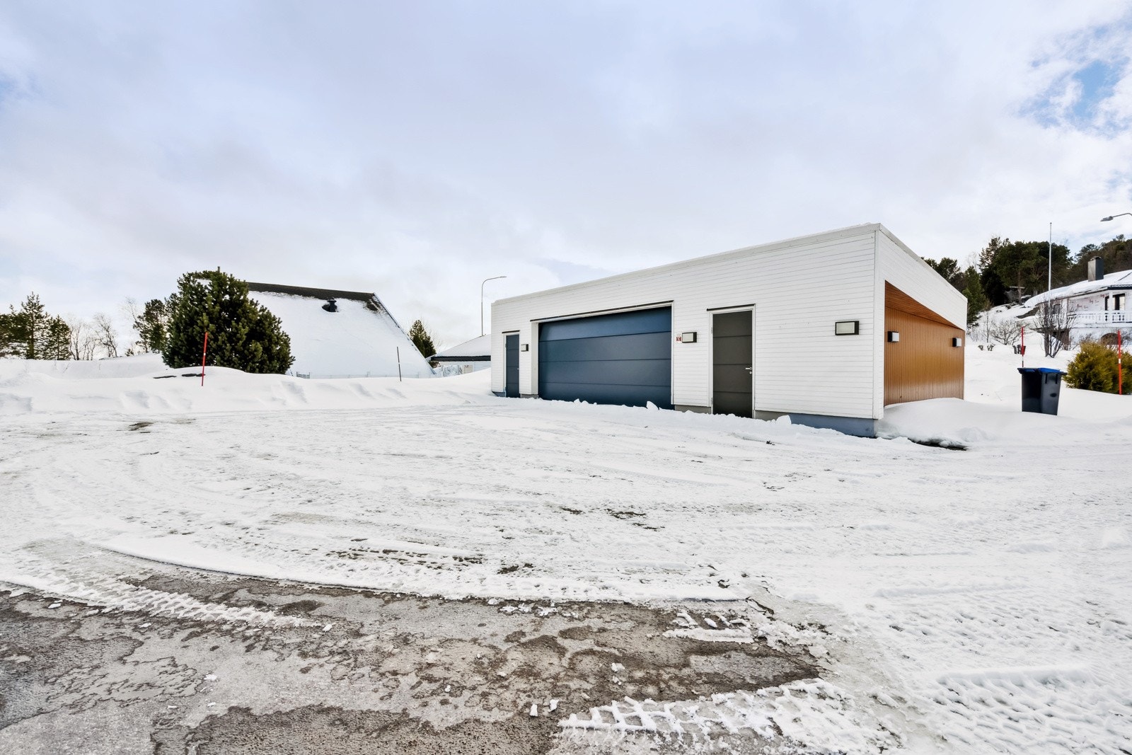 Garasje bygget i samme stil som boligen. Stor port, egen dør og bod inne. Galleribilde
