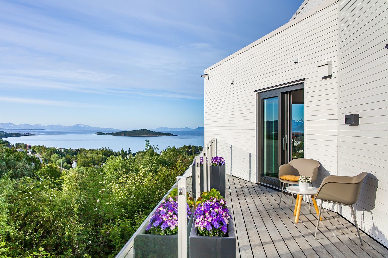 En koslig veranda direkte mot kvelds og midnattsolen. En liten drøm... Galleribilde