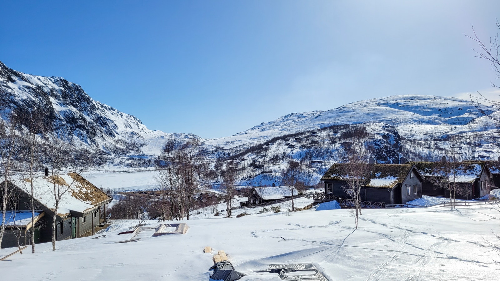 Flott utsikt fra tomten til Stavtjørn Alpin og fjellpartiene rundt. Galleribilde