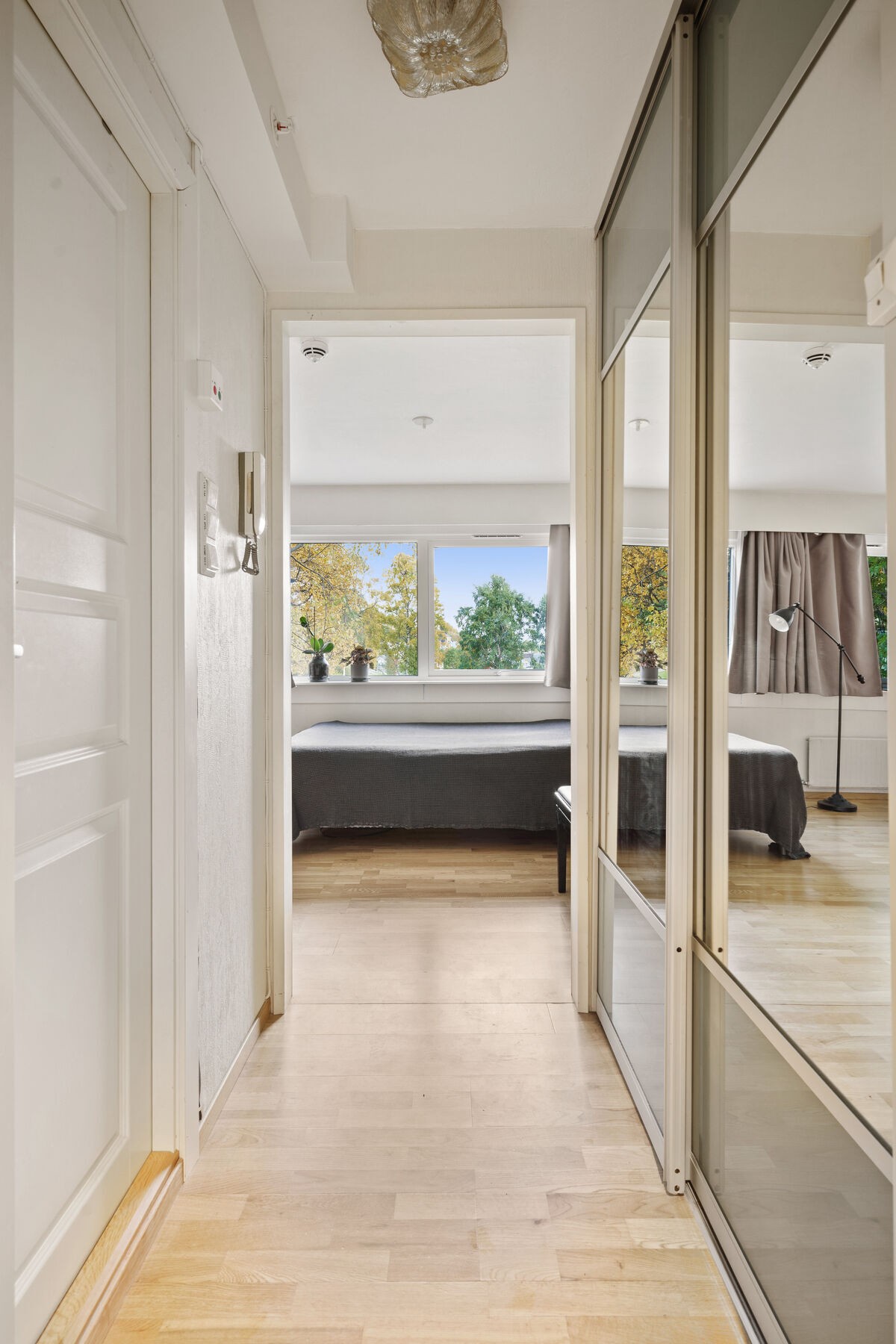 Entré med skyvedørsgarderobe Galleribilde