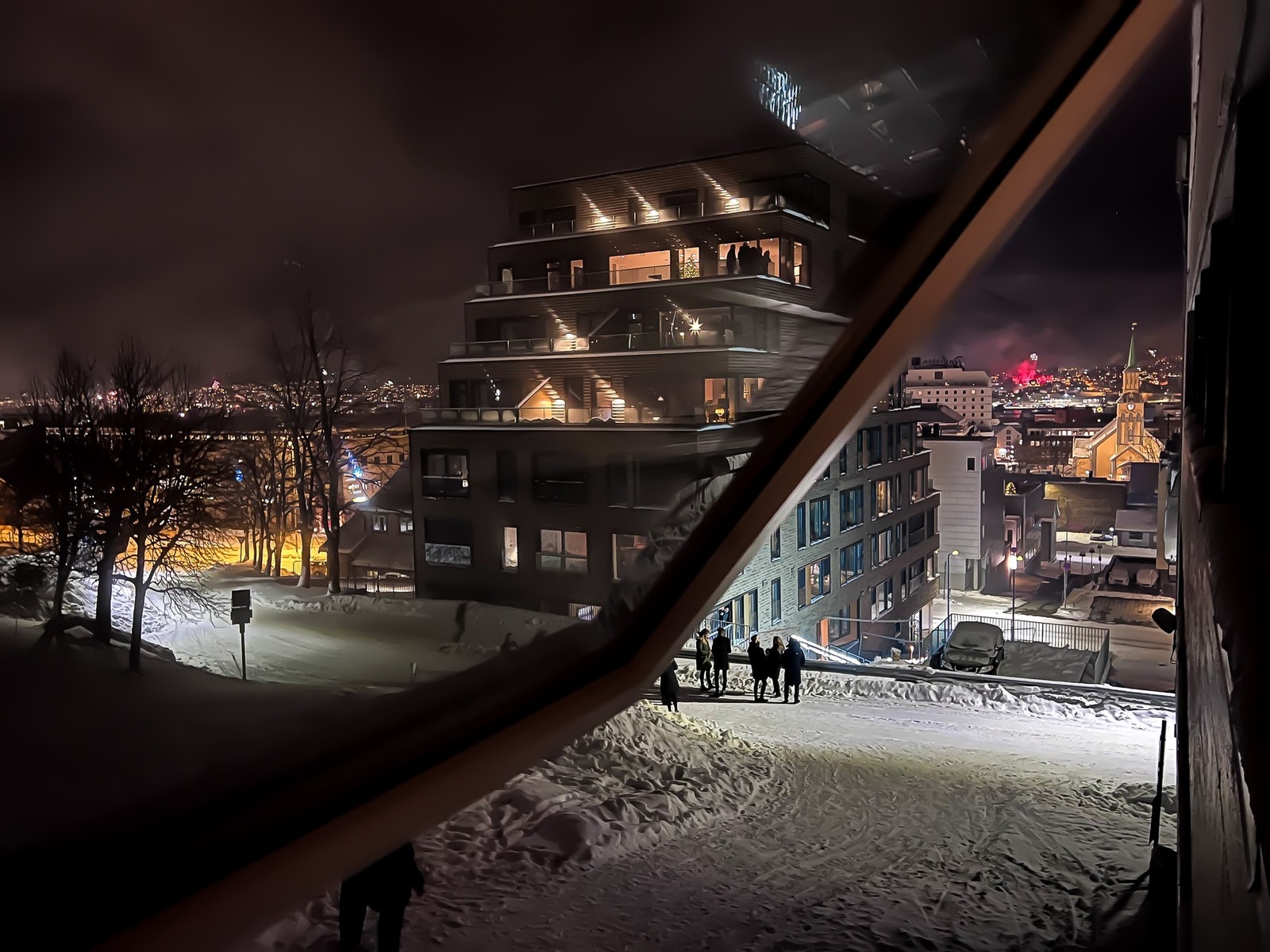 Super utsikt fra leiligheten til nyttårsrakettene på Fjellheisen Galleribilde