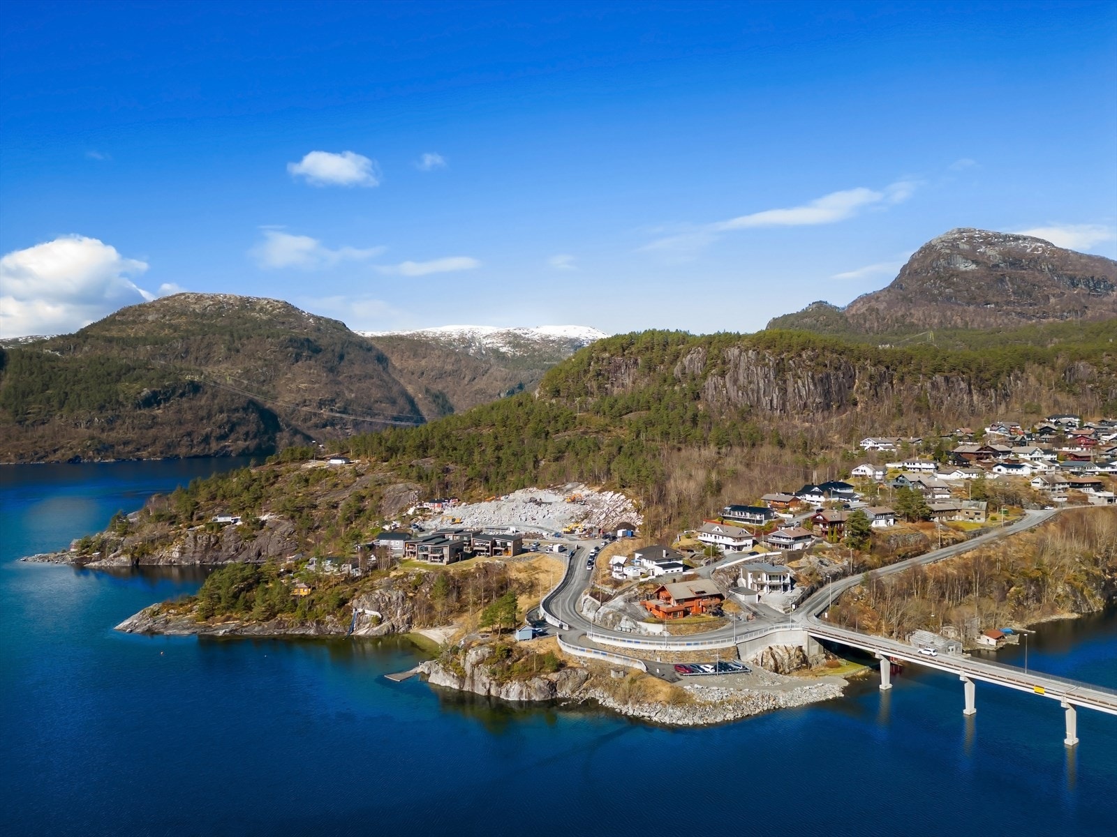 Kort kjøretur unna ligger Dale sentrum med det meste av servicetilbud. Galleribilde